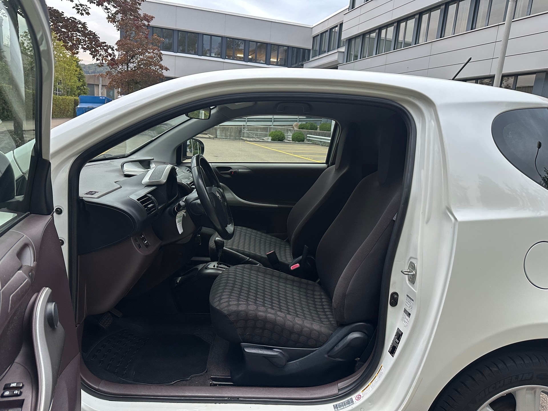 TOYOTA iQ 1.0 VVT-i Multidrive-image-8