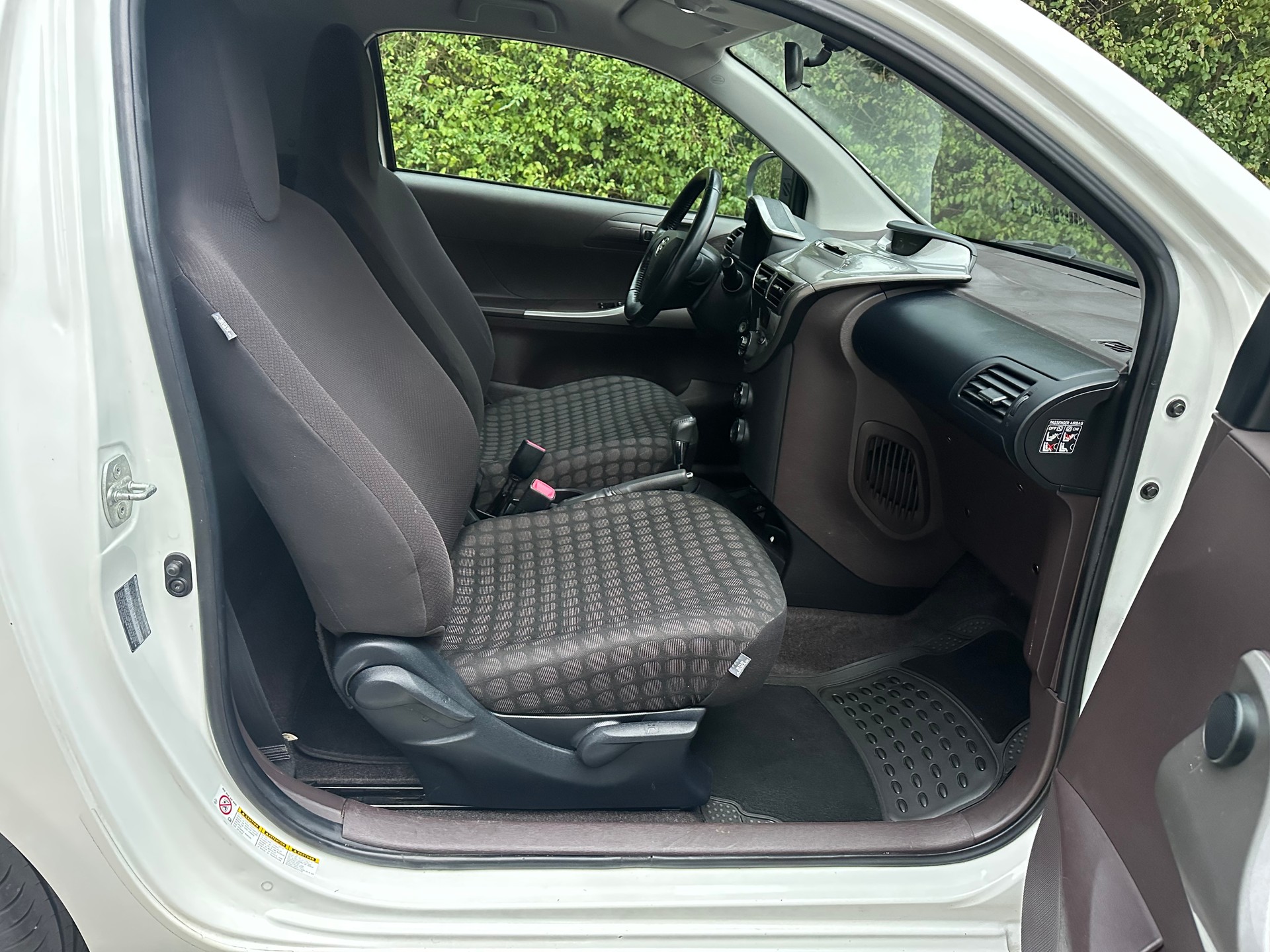TOYOTA iQ 1.0 VVT-i Multidrive-image-9