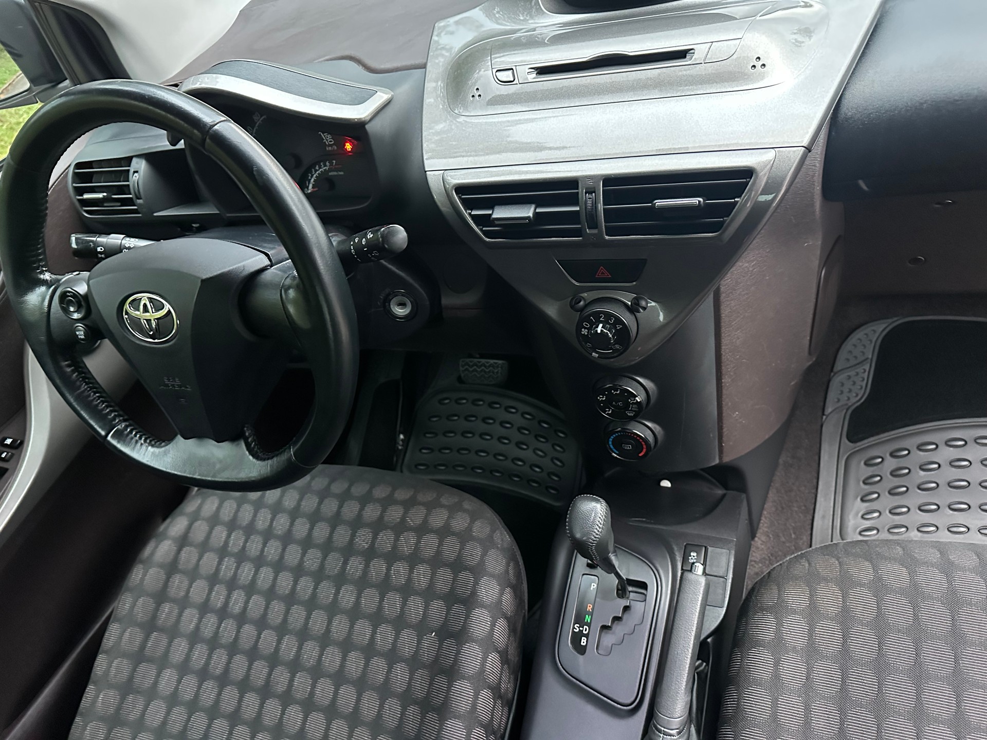 TOYOTA iQ 1.0 VVT-i Multidrive-image-13