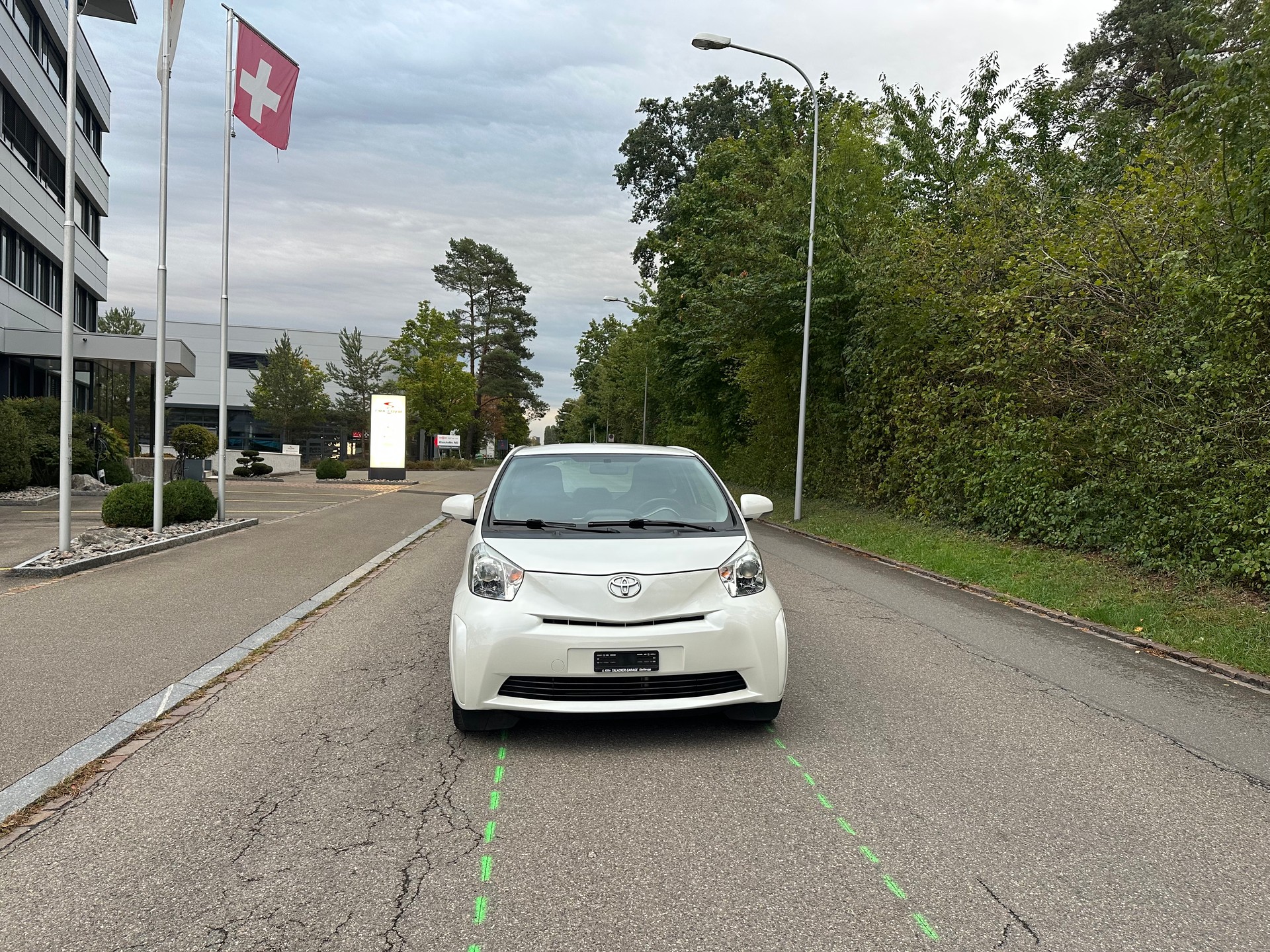 TOYOTA iQ 1.0 VVT-i Multidrive-image-1