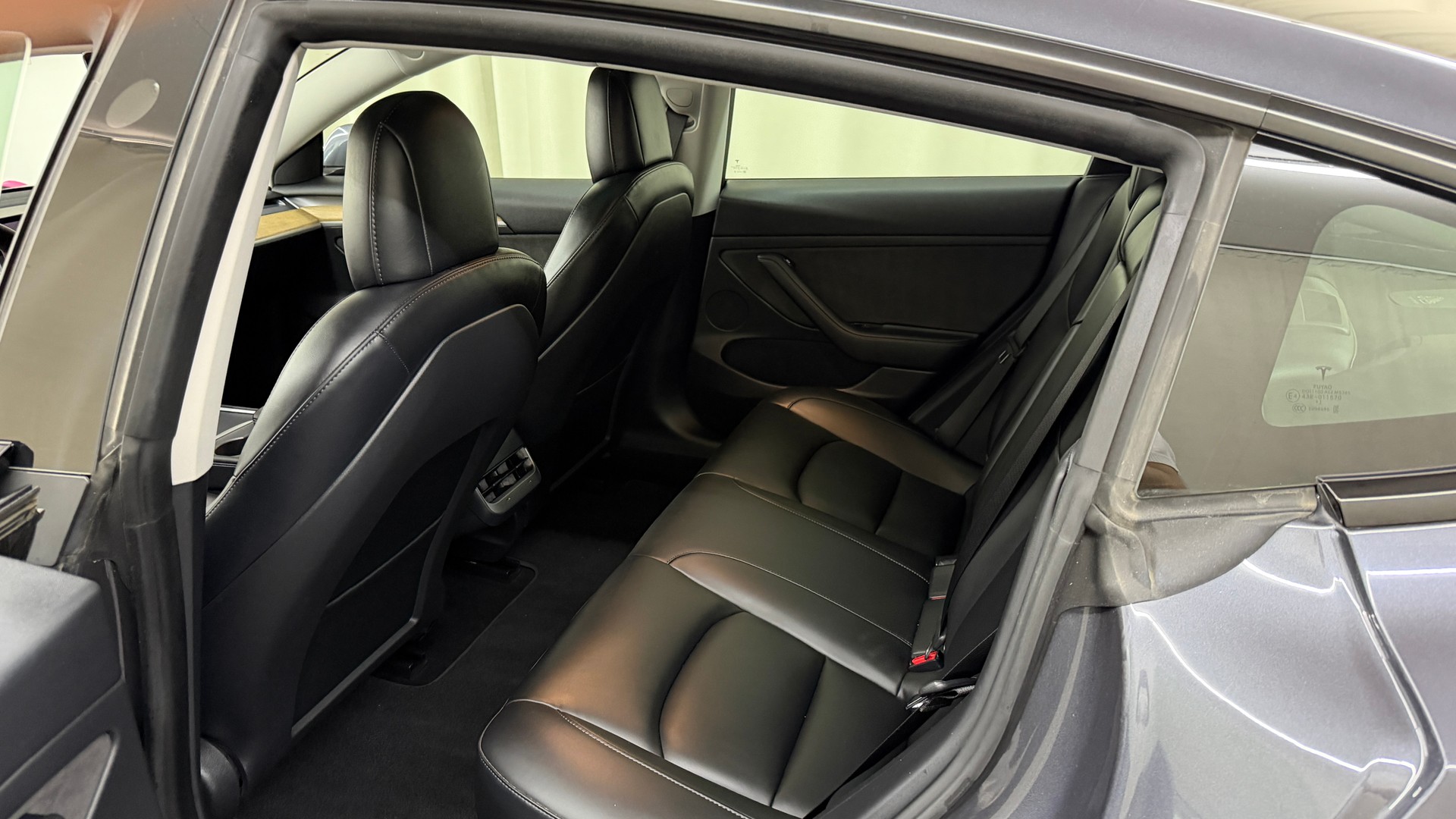 TESLA Model 3-image-11