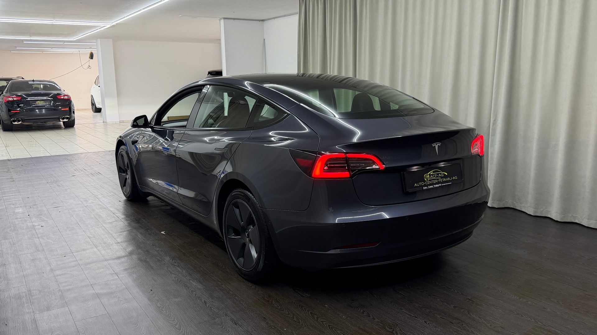 TESLA Model 3-image-5