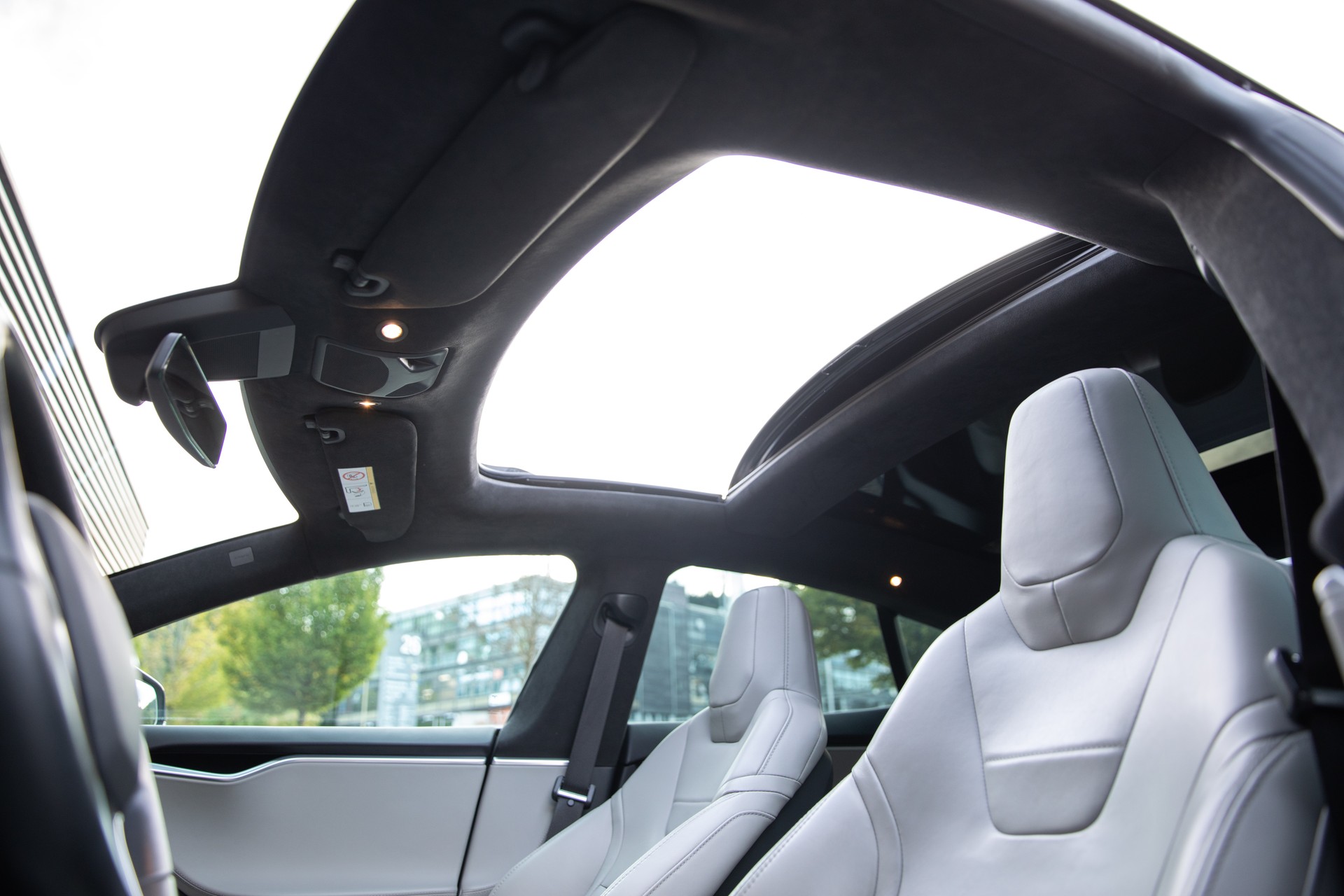 TESLA Model S 90 D-image-7