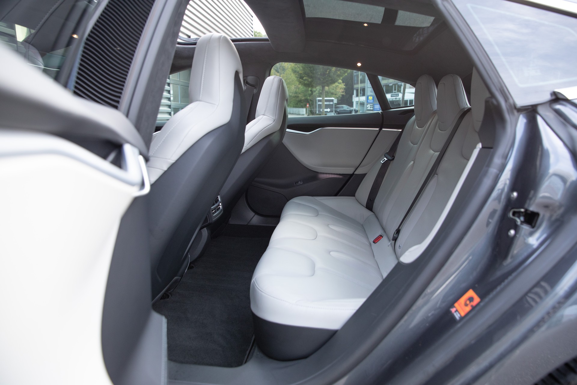 TESLA Model S 90 D-image-6