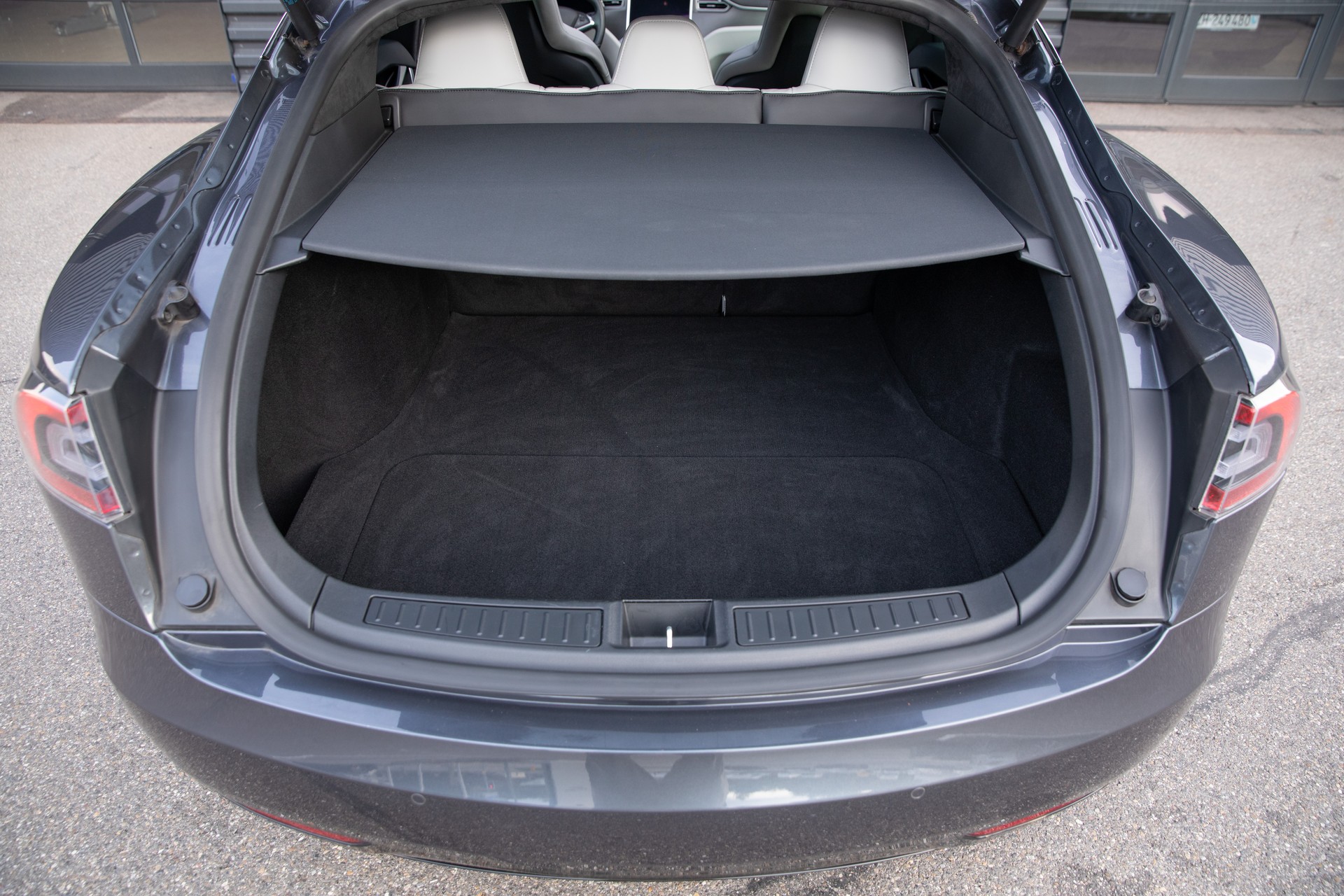 TESLA Model S 90 D-image-11