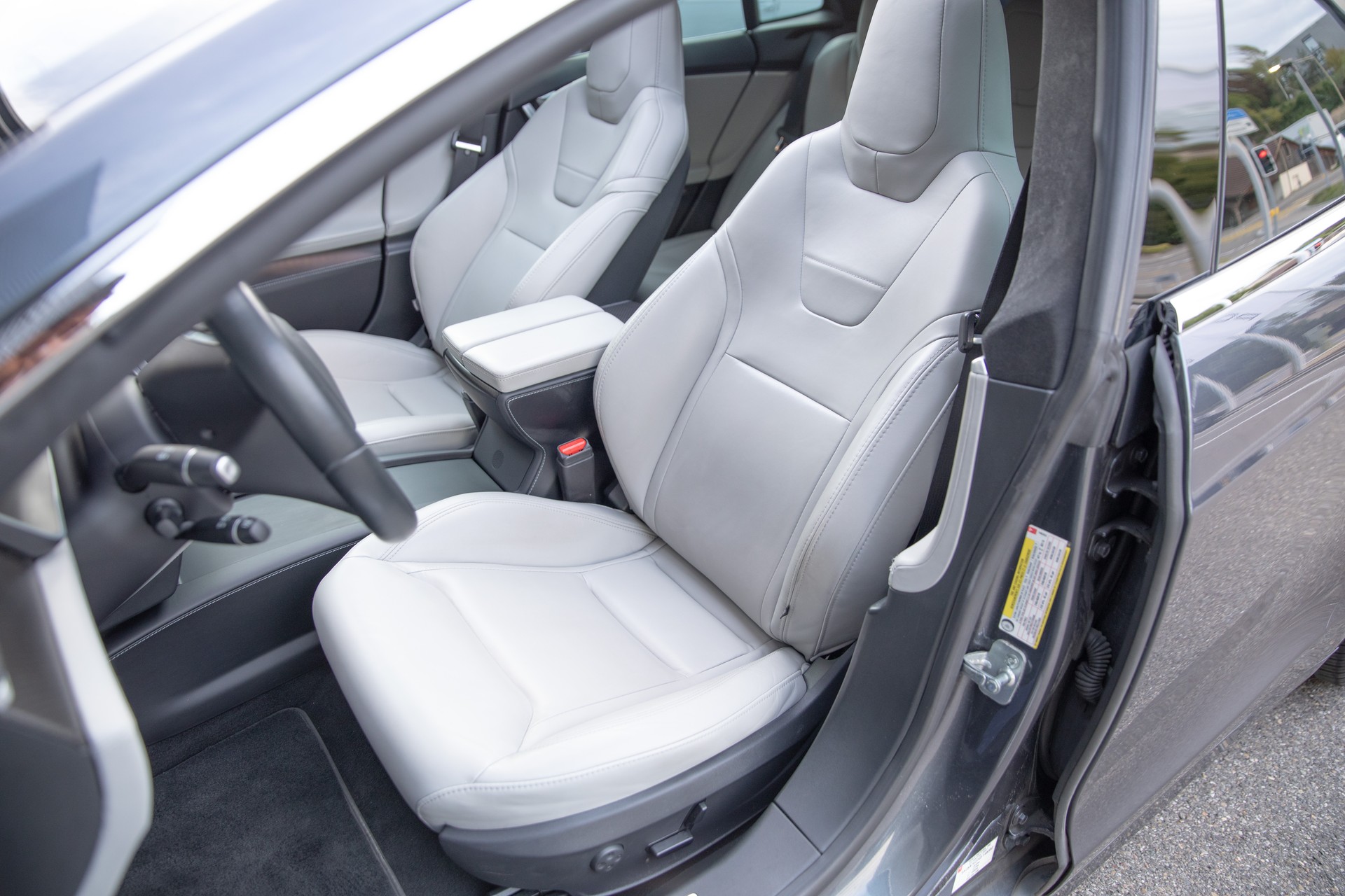 TESLA Model S 90 D-image-8