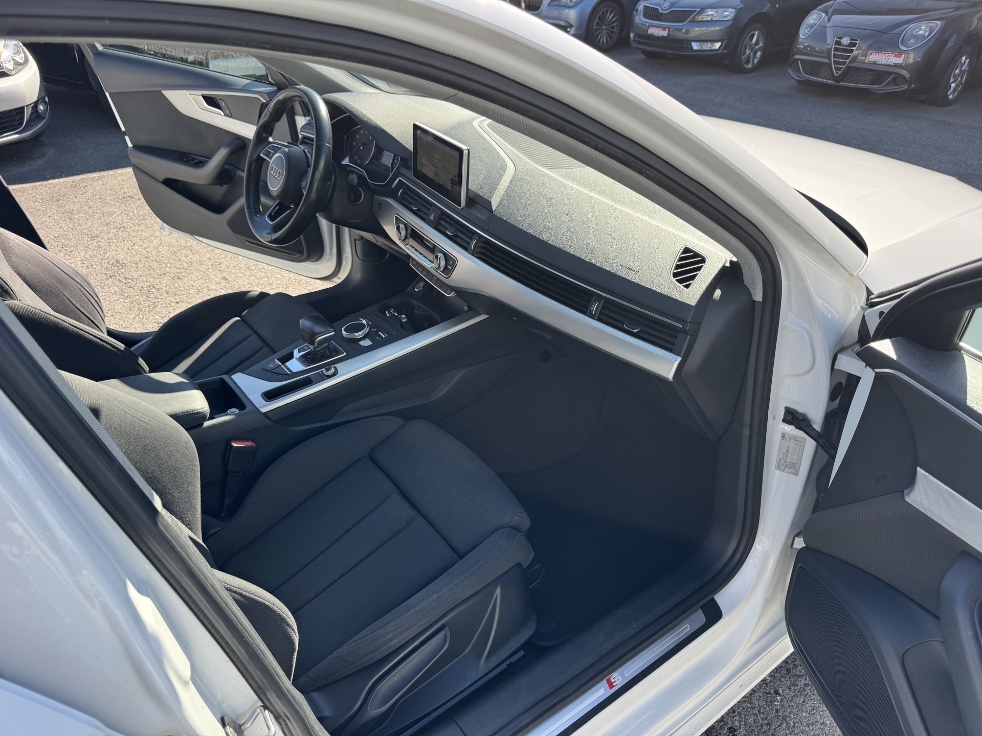 AUDI A4 Avant 2.0 TFSI Sport S-tronic S-Line-image-12