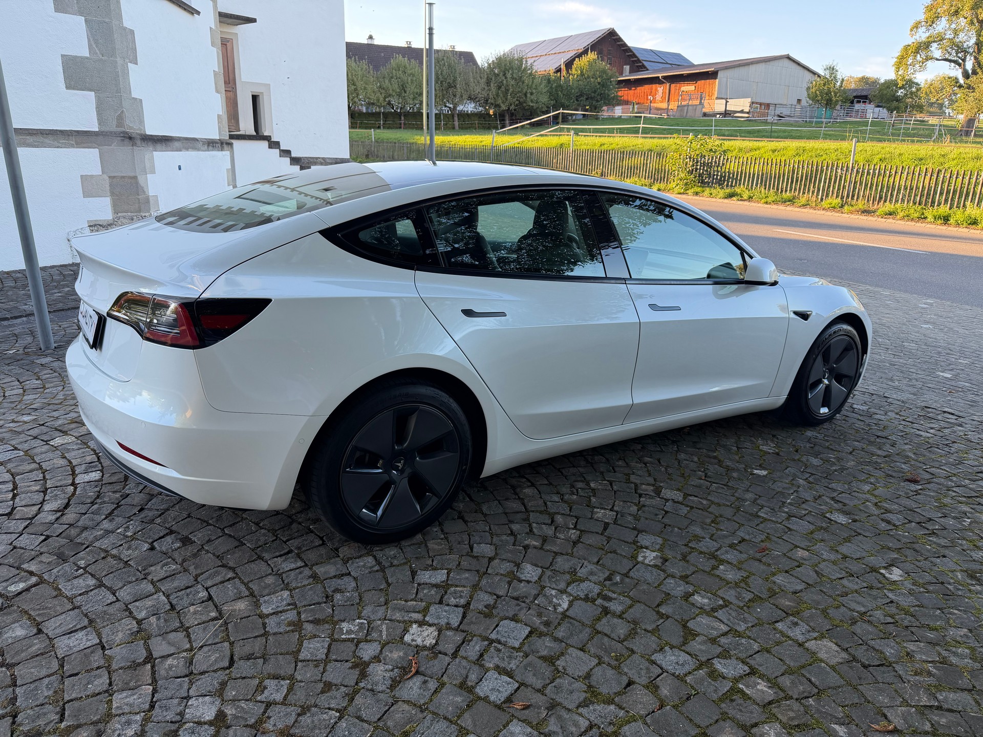 TESLA Model 3 SR Plus / CH-Fahrzeug / Frisch ab MFK / 96 Monate Werksgarantie / Autopilot / Wärmepumpe / LED / Panorama-image-3