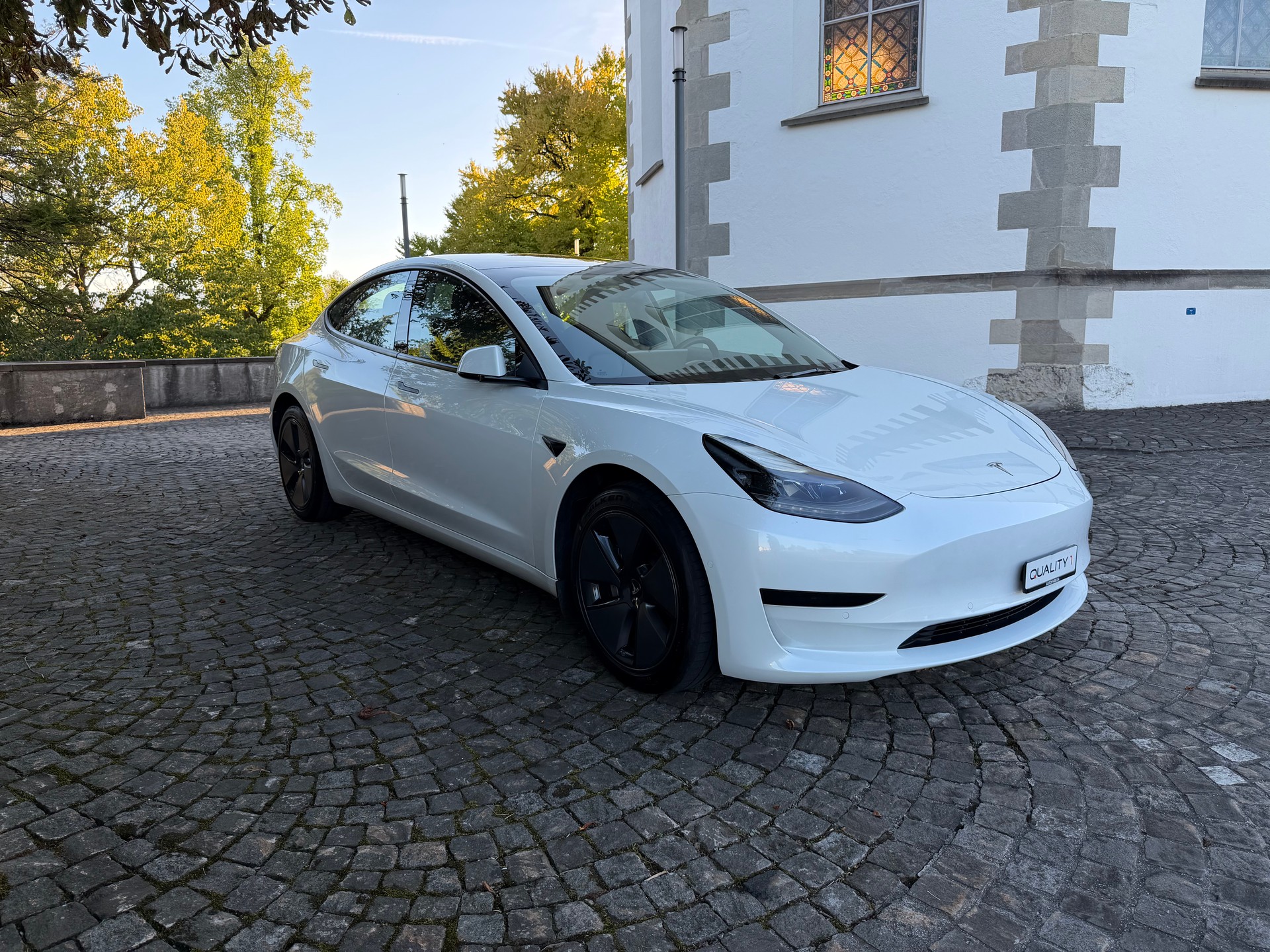 TESLA Model 3 SR Plus / CH-Fahrzeug / Frisch ab MFK / 96 Monate Werksgarantie / Autopilot / Wärmepumpe / LED / Panorama-image-2