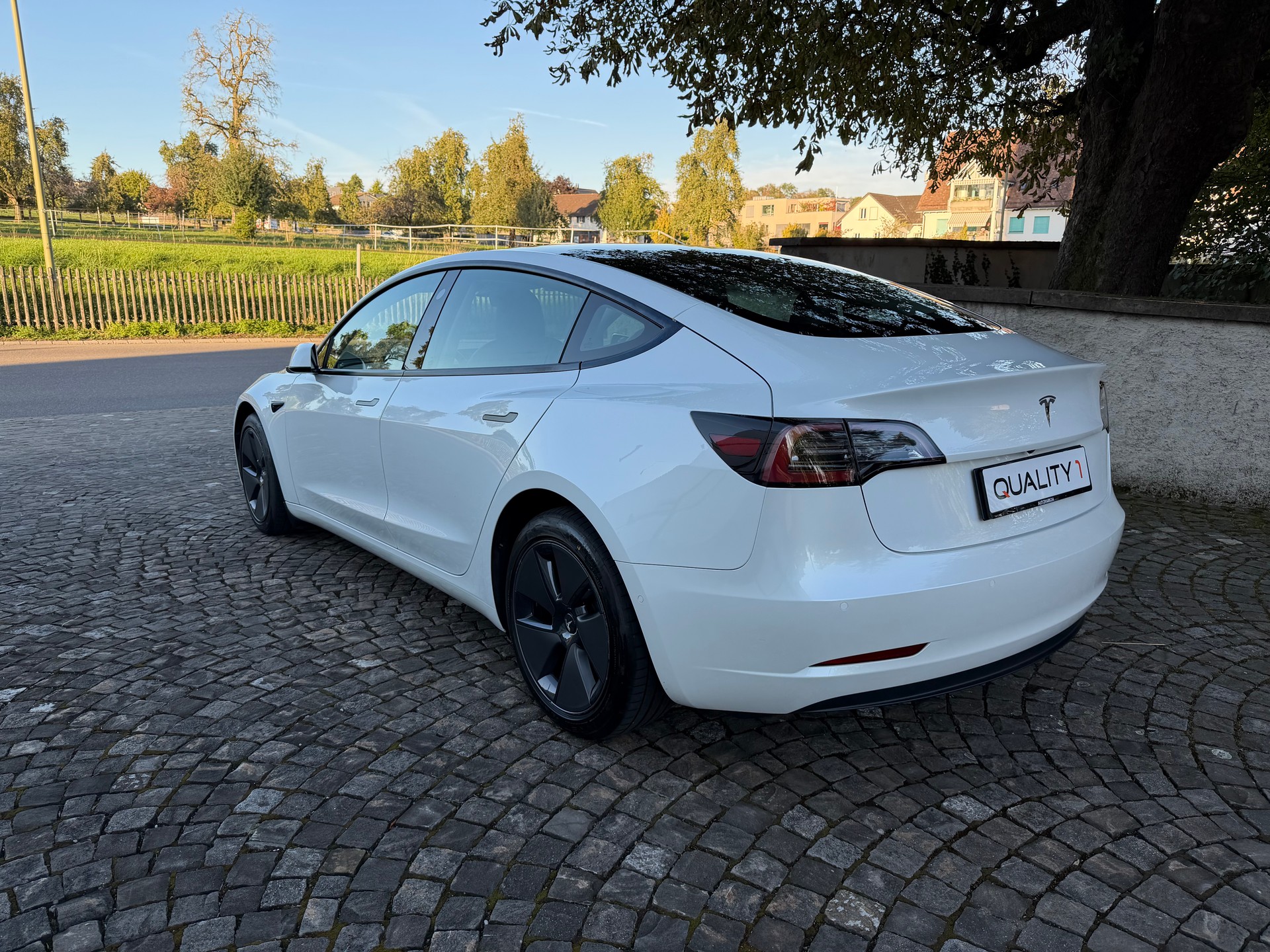 TESLA Model 3 SR Plus / CH-Fahrzeug / Frisch ab MFK / 96 Monate Werksgarantie / Autopilot / Wärmepumpe / LED / Panorama-image-6