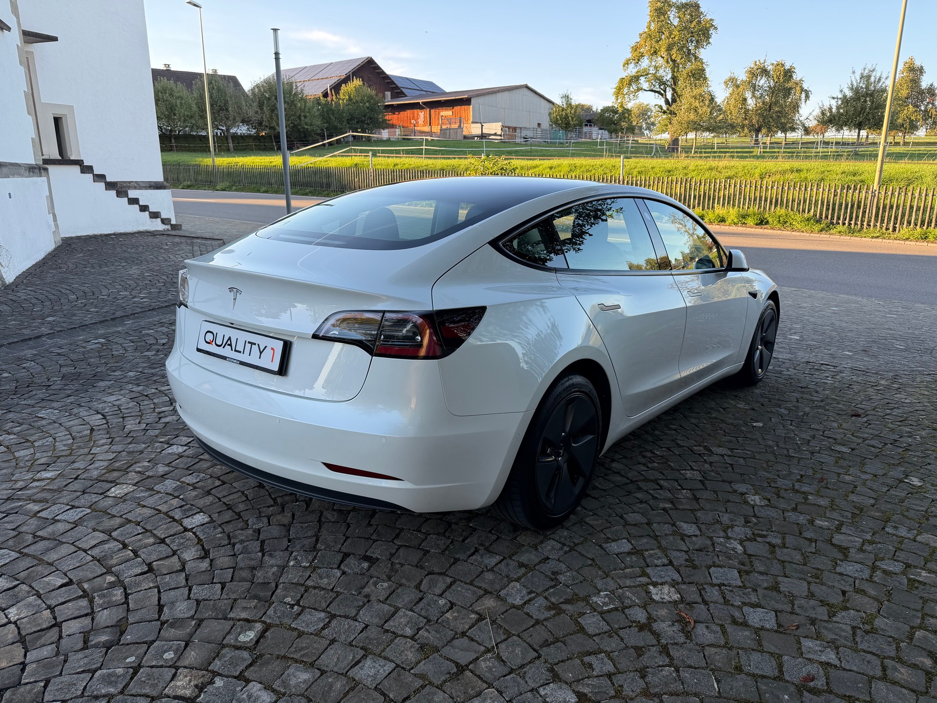 TESLA Model 3 SR Plus / CH-Fahrzeug / Frisch ab MFK / 96 Monate Werksgarantie / Autopilot / Wärmepumpe / LED / Panorama-image-4