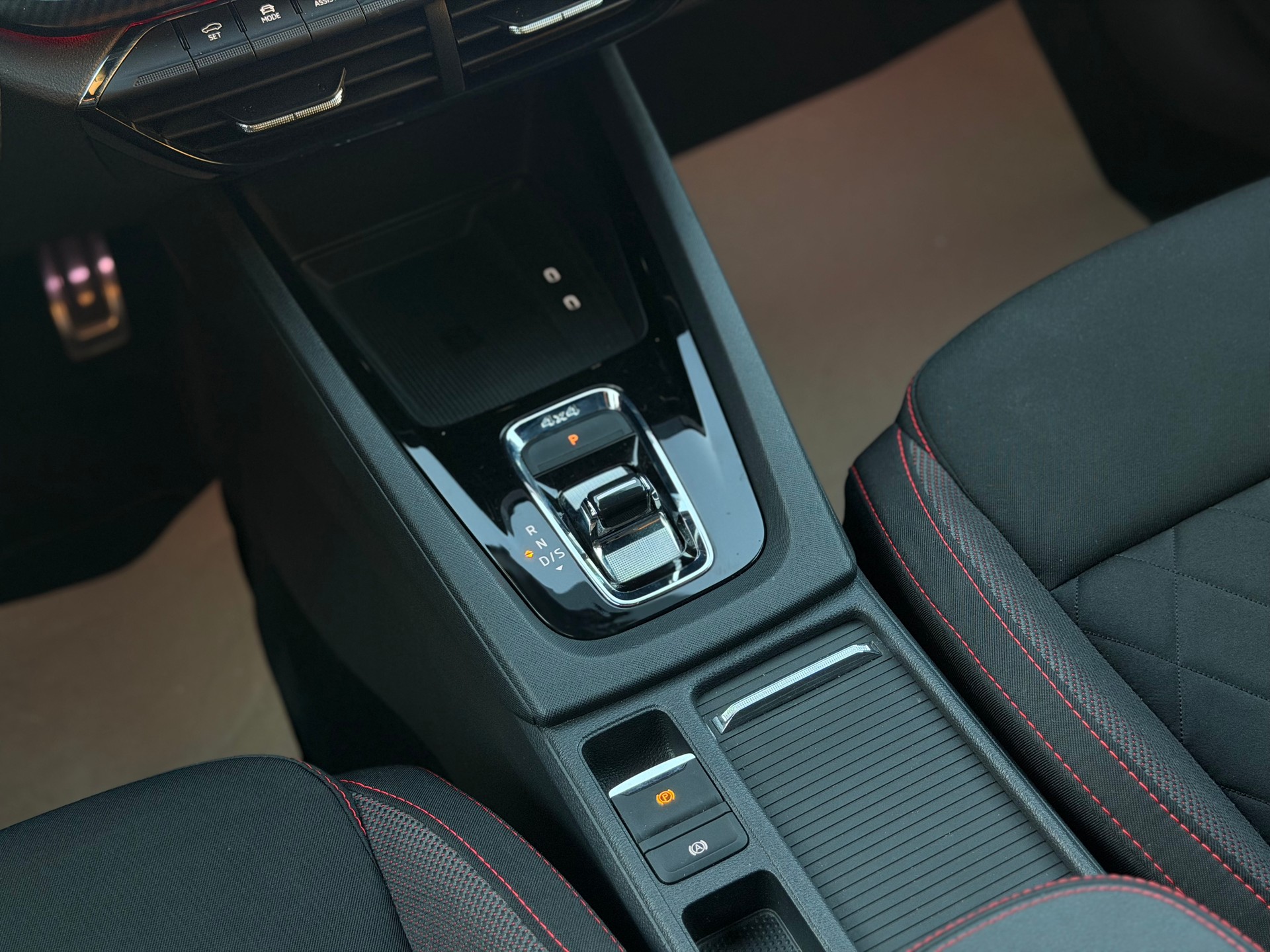 SKODA Octavia Combi 2.0 TDI DSG RS 4x4-image-16