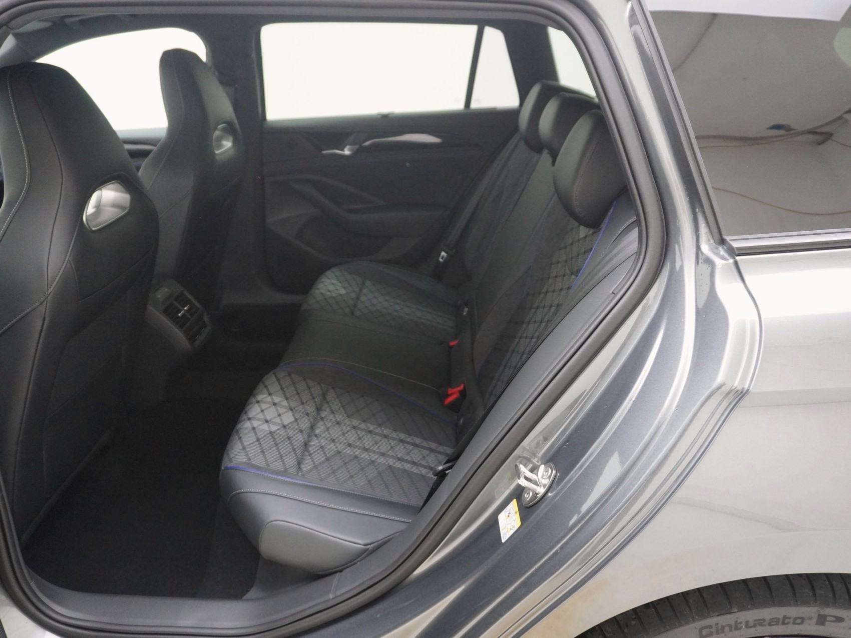 VW Passat Variant 2.0 TSI R-Line 4Motion DSG-image-14