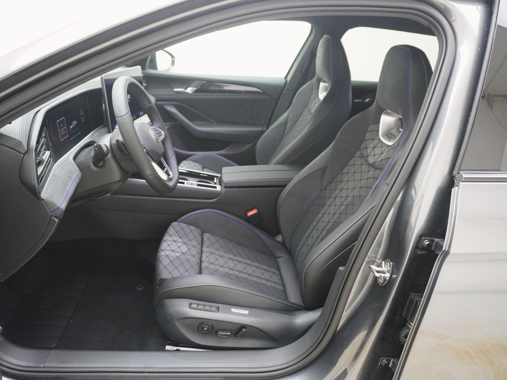 VW Passat Variant 2.0 TSI R-Line 4Motion DSG-image-12