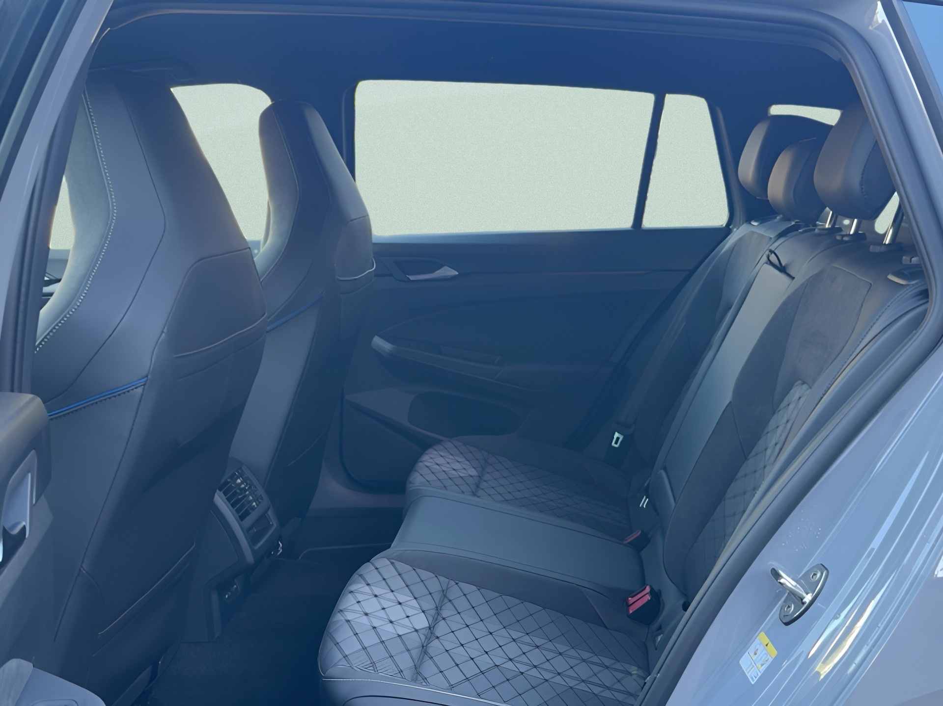 VW Golf Variant 1.5 eTSI mHEV R-Line DSG-image-17
