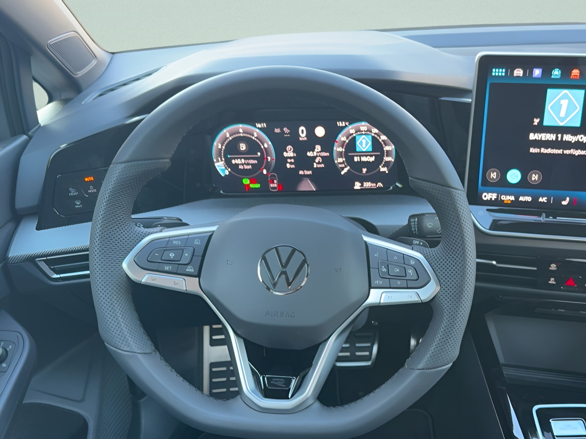 VW Golf Variant 1.5 eTSI mHEV R-Line DSG-image-15