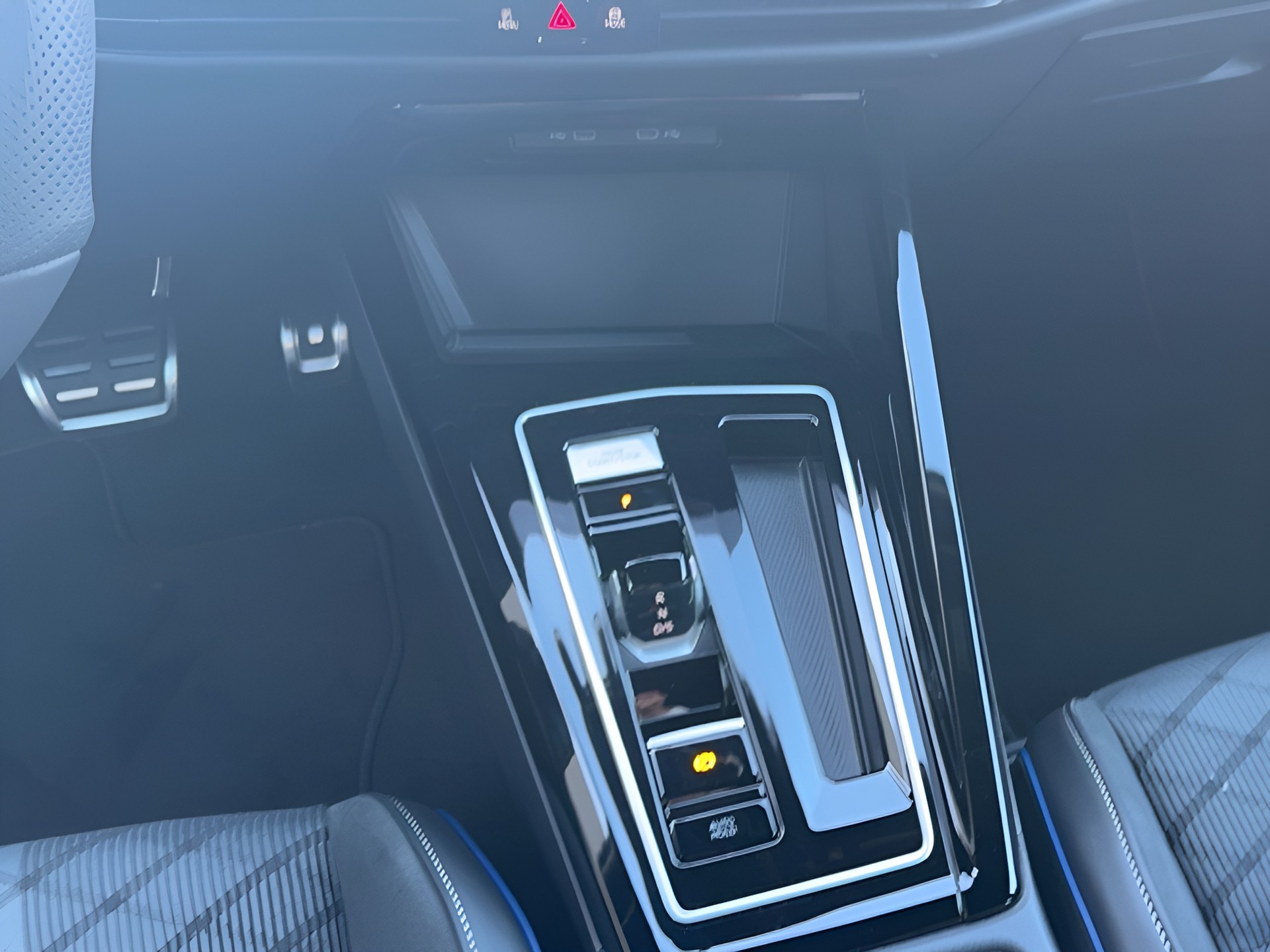 VW Golf Variant 1.5 eTSI mHEV R-Line DSG-image-14