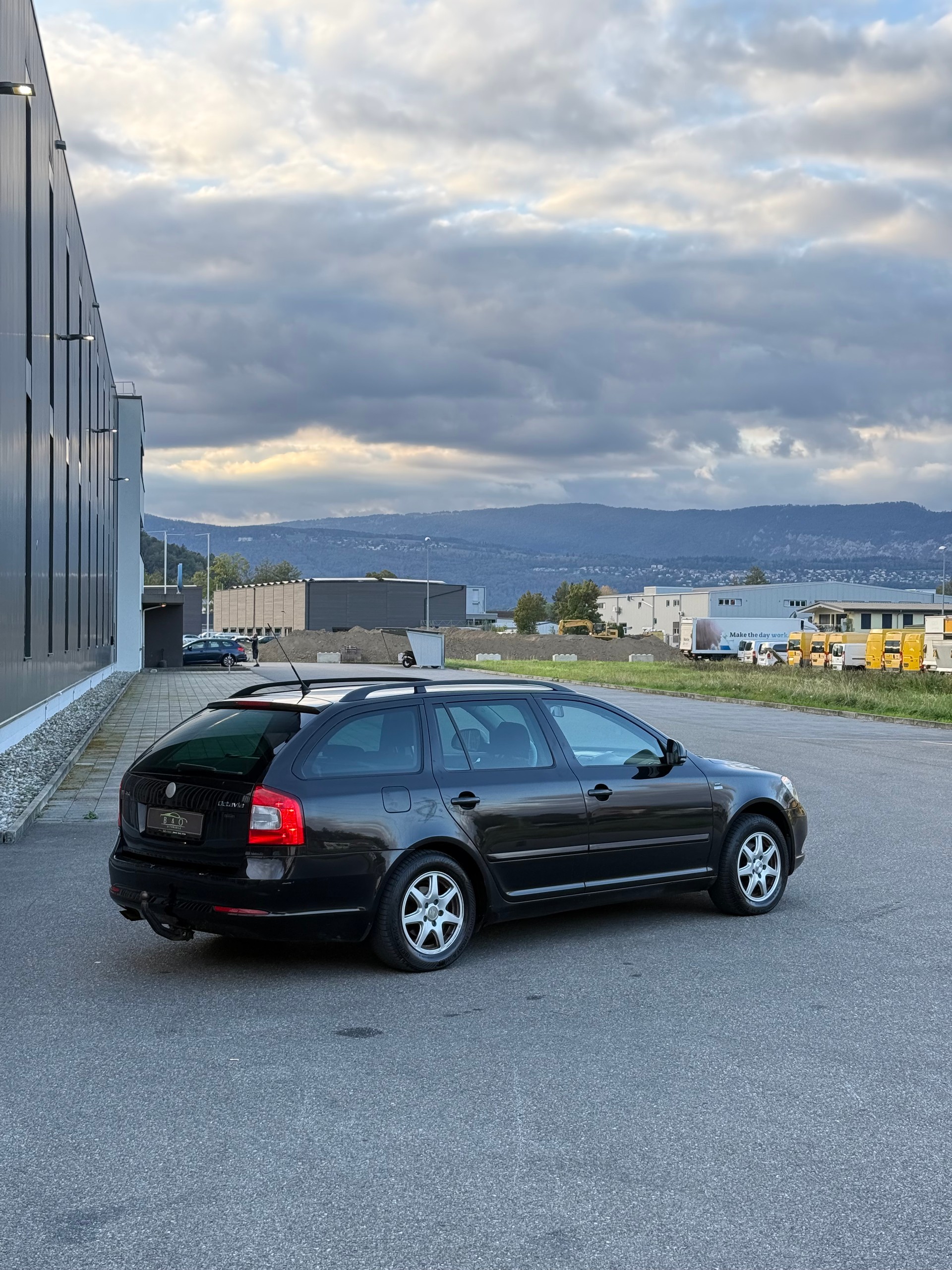 SKODA Octavia Combi 1.8 TSI 50Years 4x4-image-2