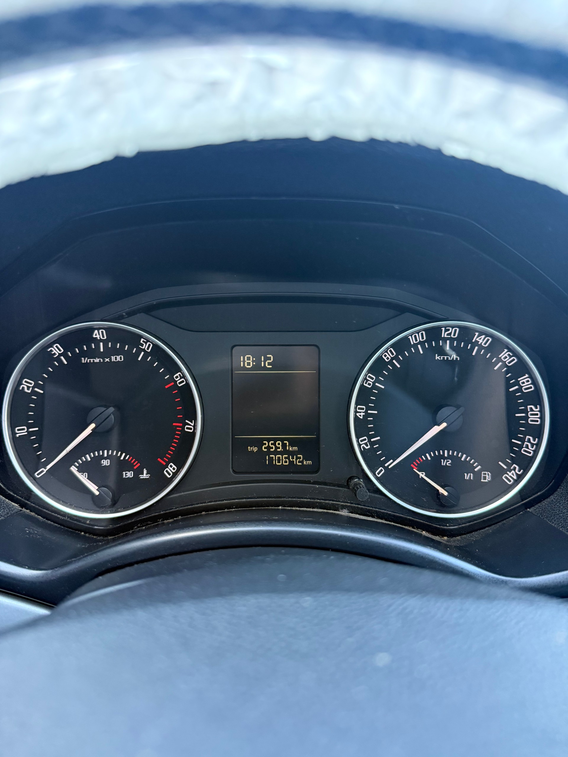 SKODA Octavia Combi 1.8 TSI 50Years 4x4-image-9