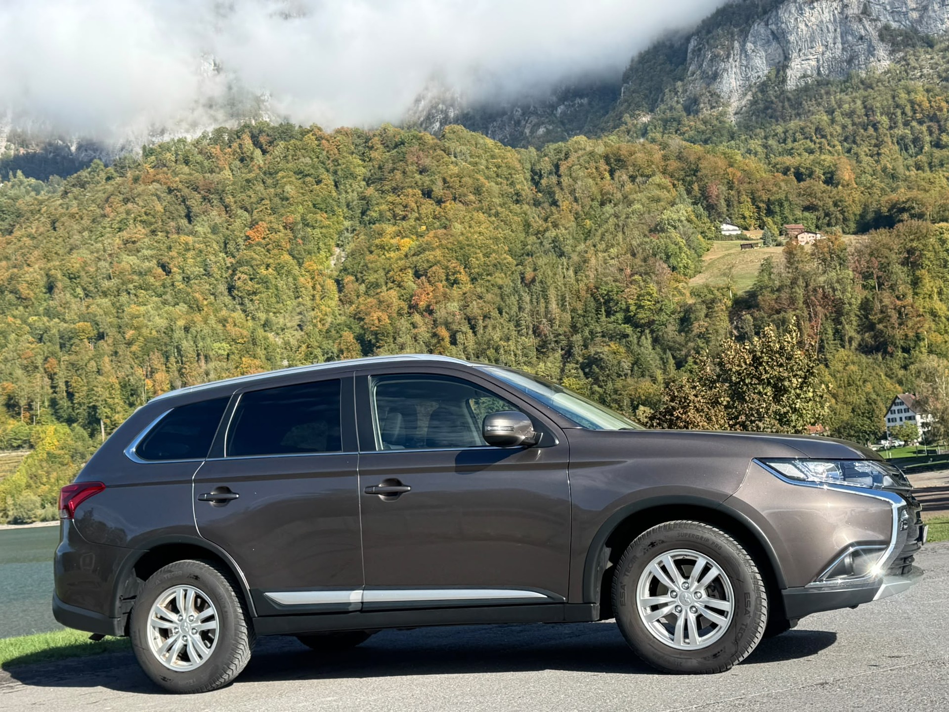 MITSUBISHI Outlander 2.2 DID Value 4WD-image-3