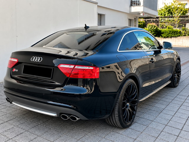 AUDI 4.2 V8 FSI quattro-image-1