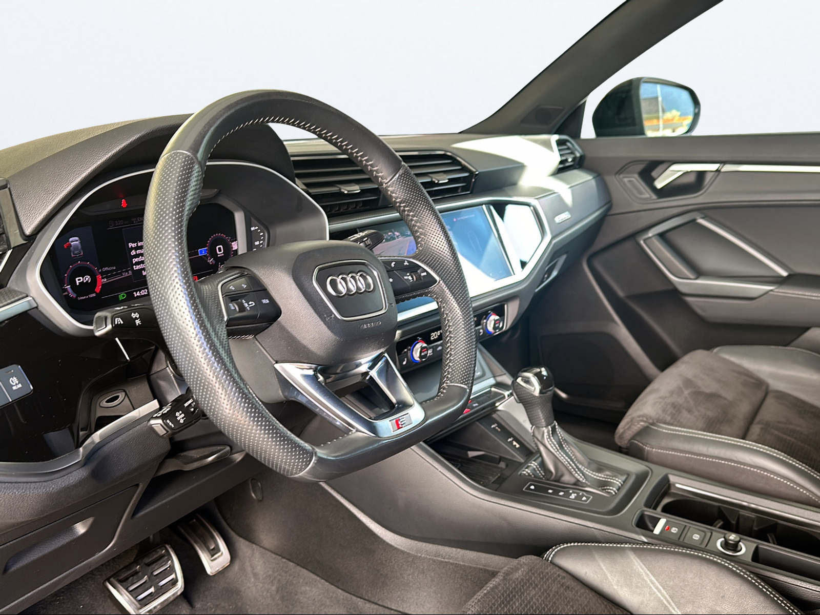 AUDI Q3 40 TFSI S line quattro S-tronic-image-10