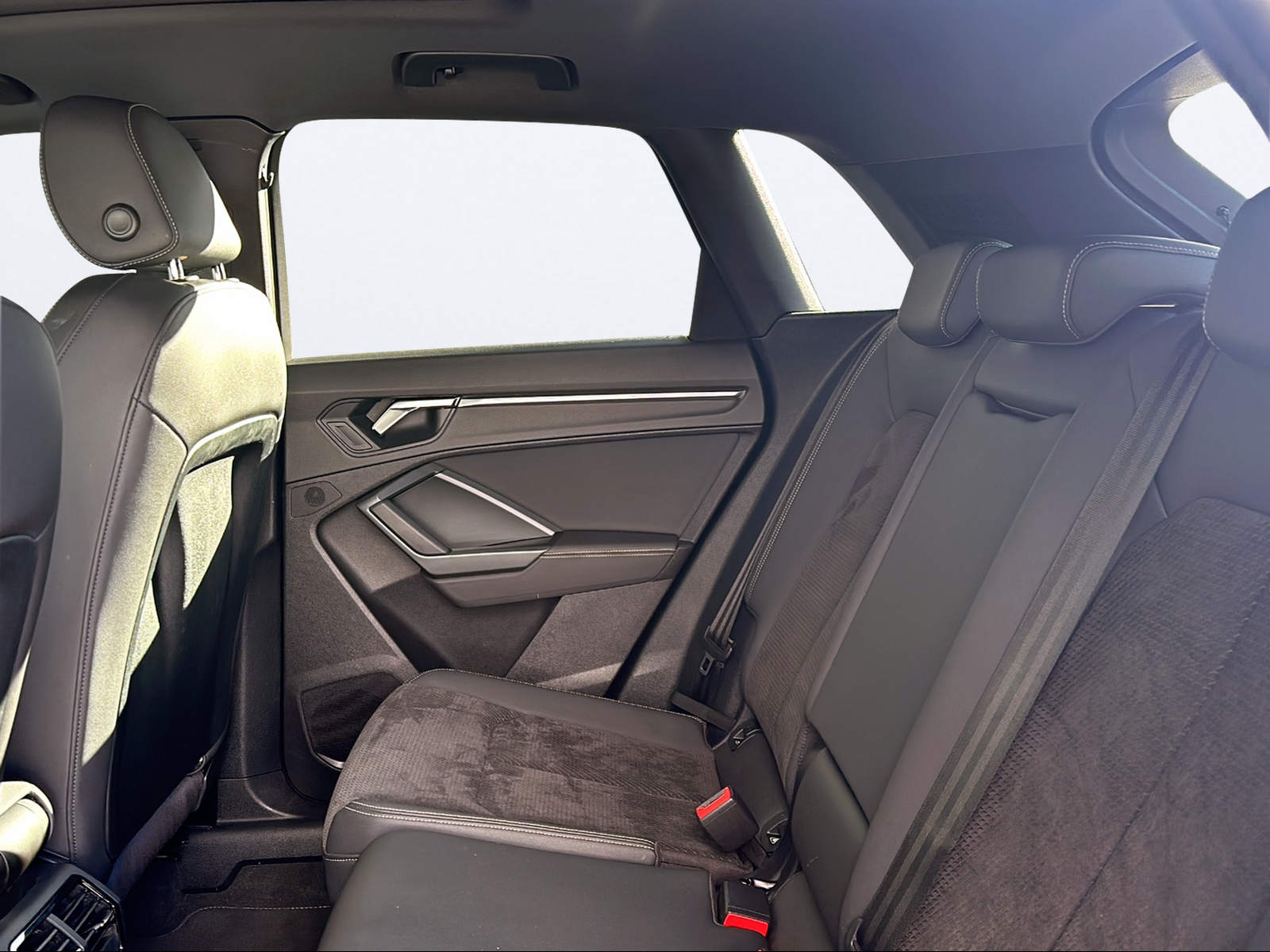 AUDI Q3 40 TFSI S line quattro S-tronic-image-13
