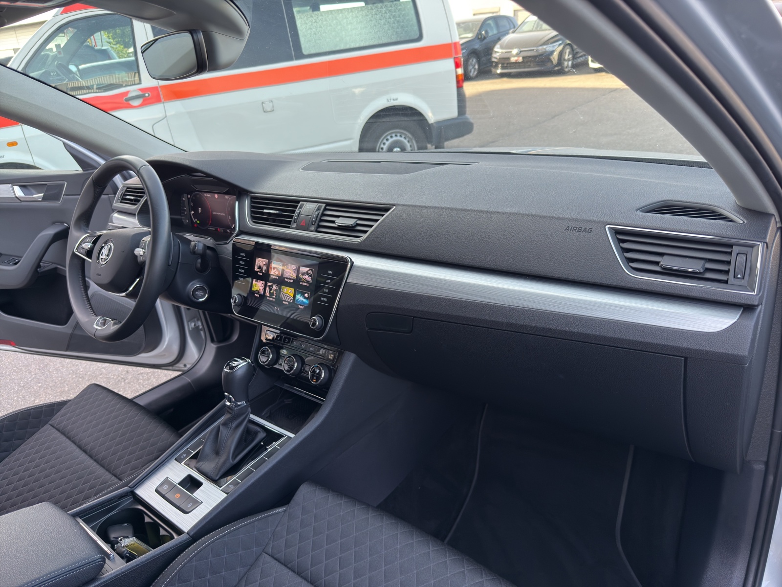 SKODA Superb Combi 2.0 TDi Ambition 4x4 DSG-image-23