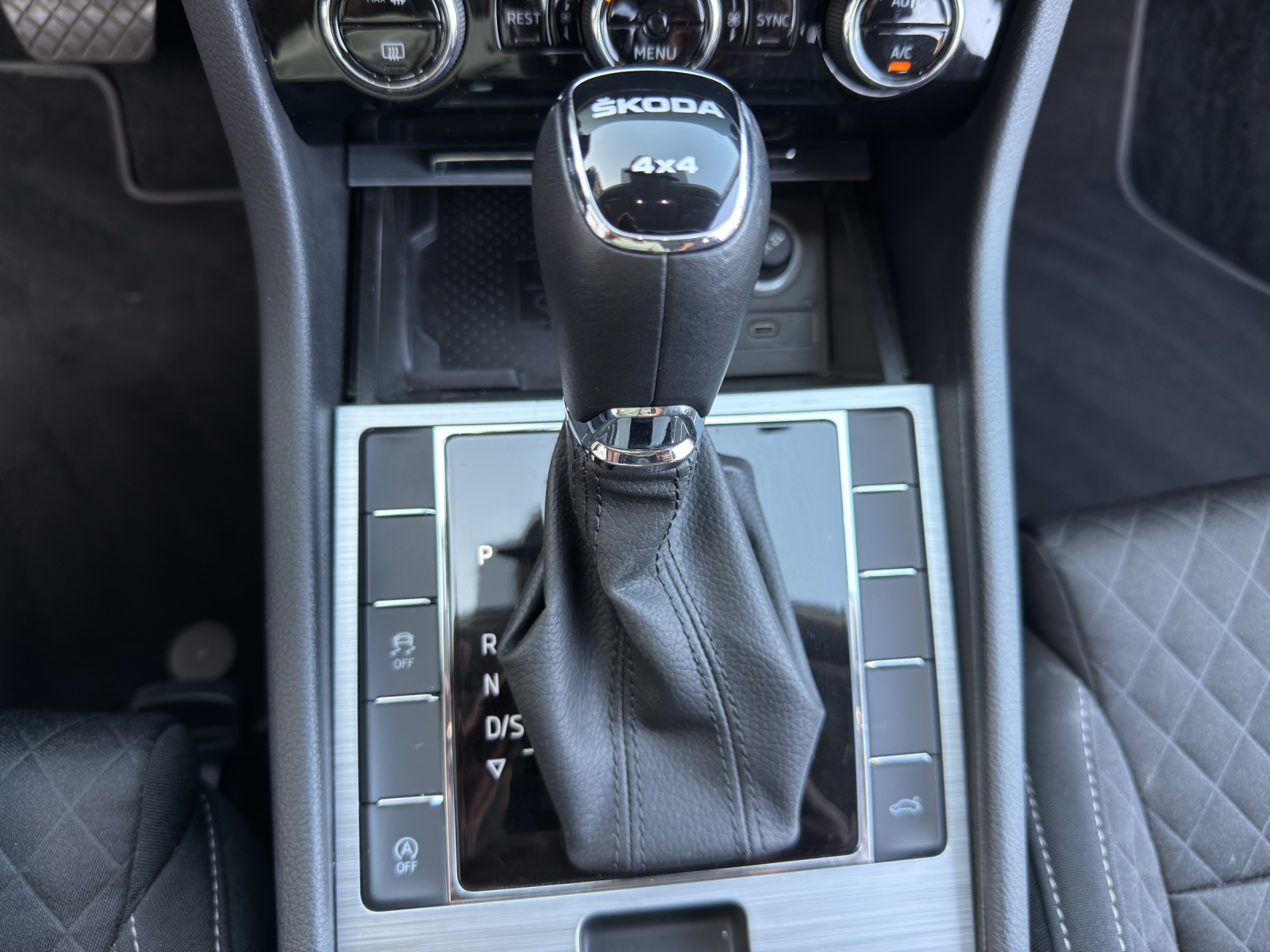 SKODA Superb Combi 2.0 TDi Ambition 4x4 DSG-image-15