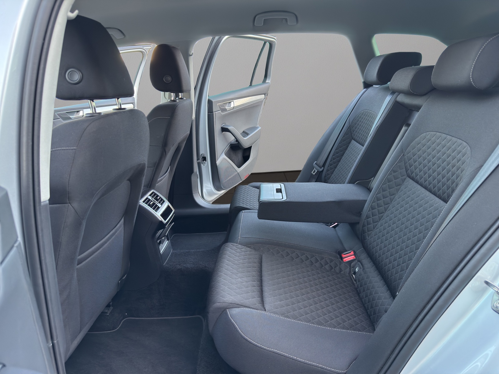 SKODA Superb Combi 2.0 TDi Ambition 4x4 DSG-image-12