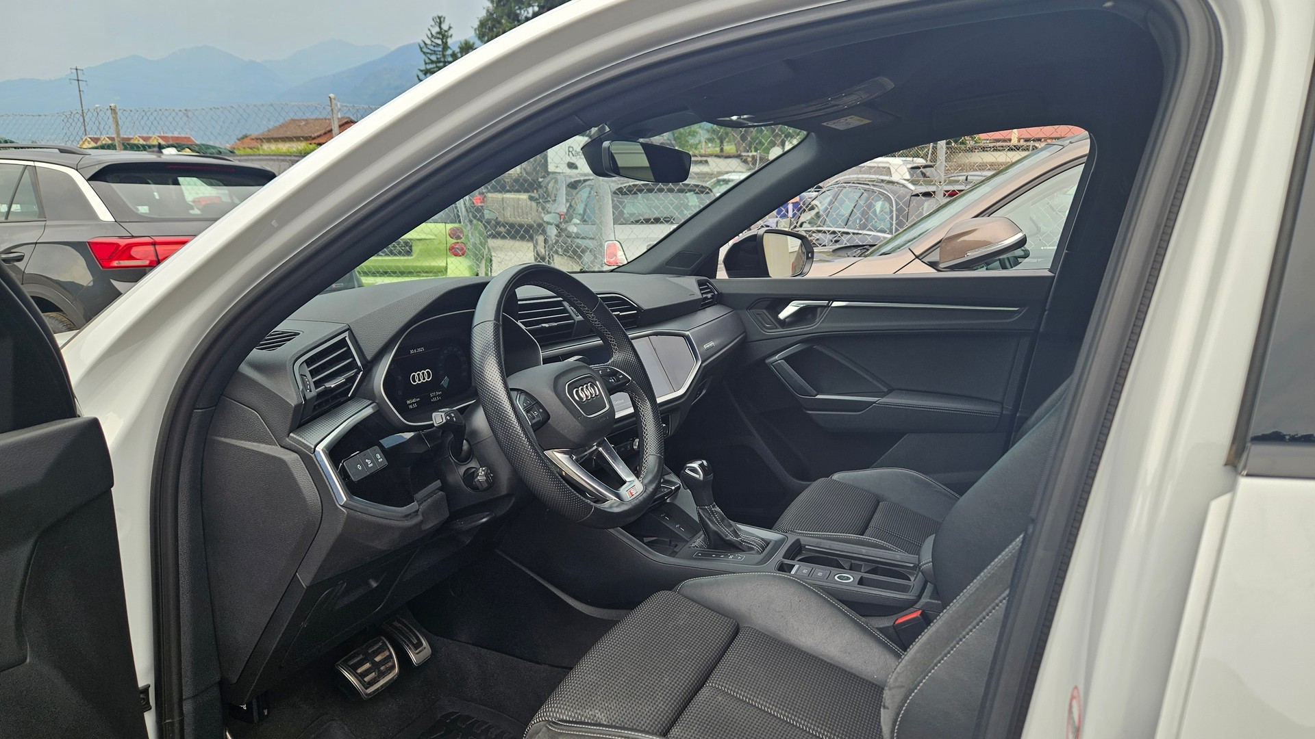 AUDI Q3 Sportback 40 TDI S line quattro S-tronic-image-5