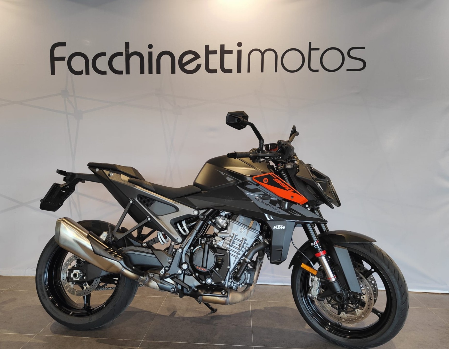 KTM 990 Duke-showroom-element-1