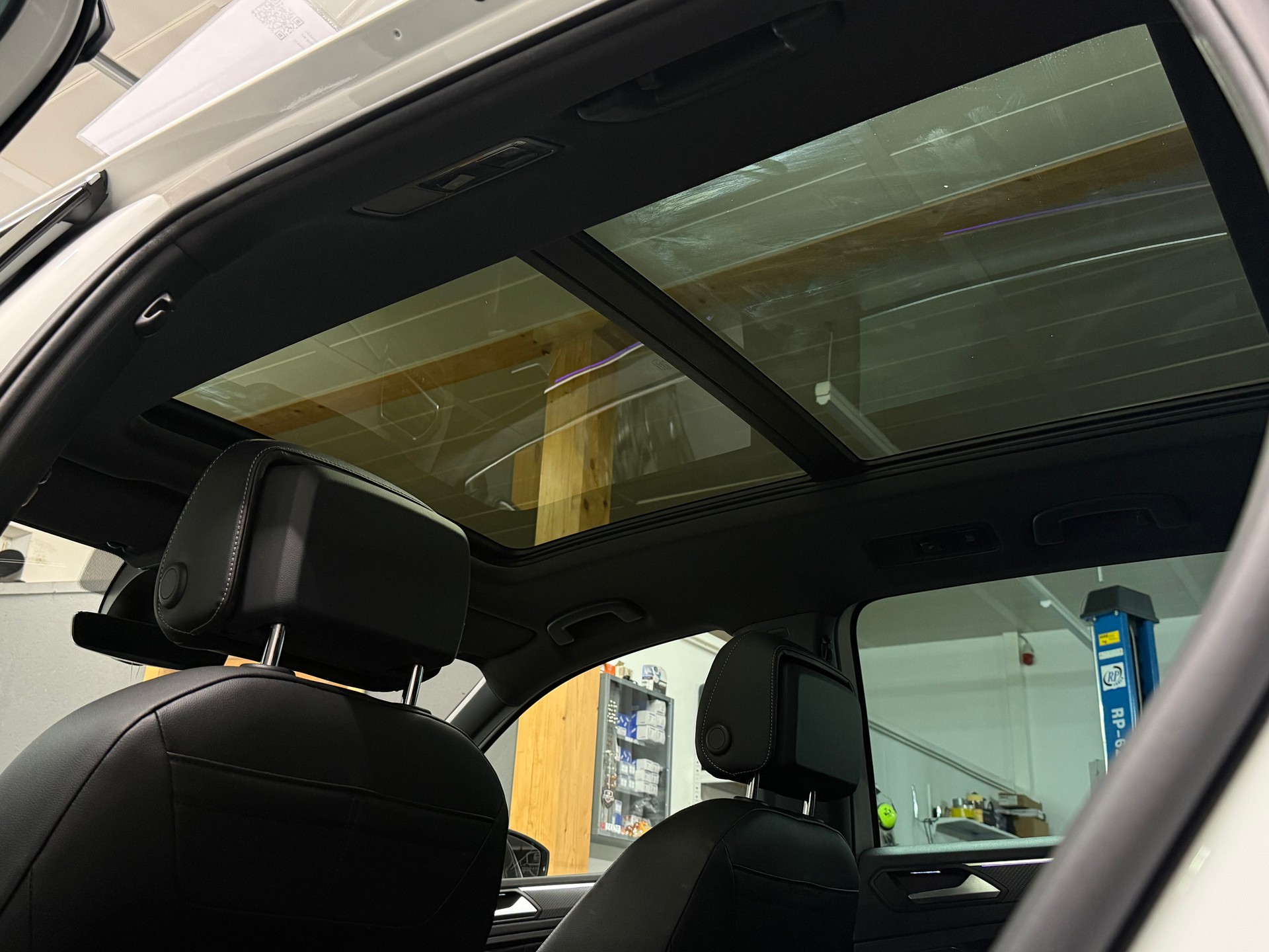 VW Tiguan 2.0 TDI SCR R-Line 4Motion DSG-image-25
