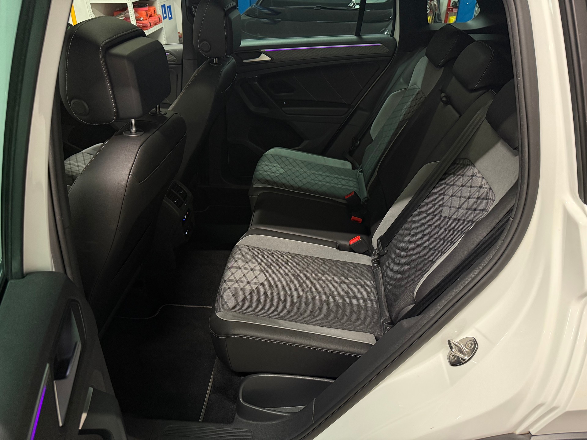 VW Tiguan 2.0 TDI SCR R-Line 4Motion DSG-image-18
