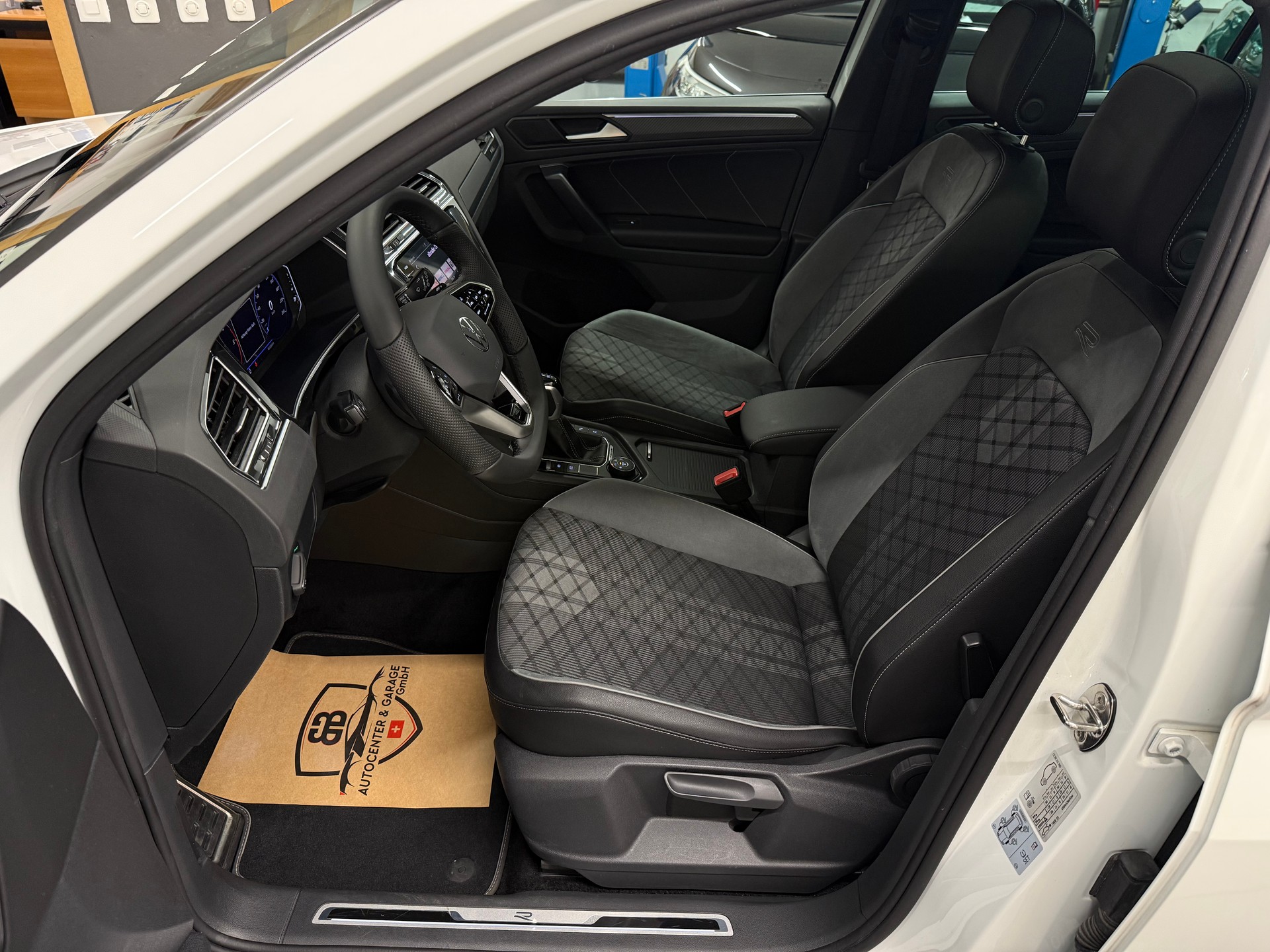 VW Tiguan 2.0 TDI SCR R-Line 4Motion DSG-image-10