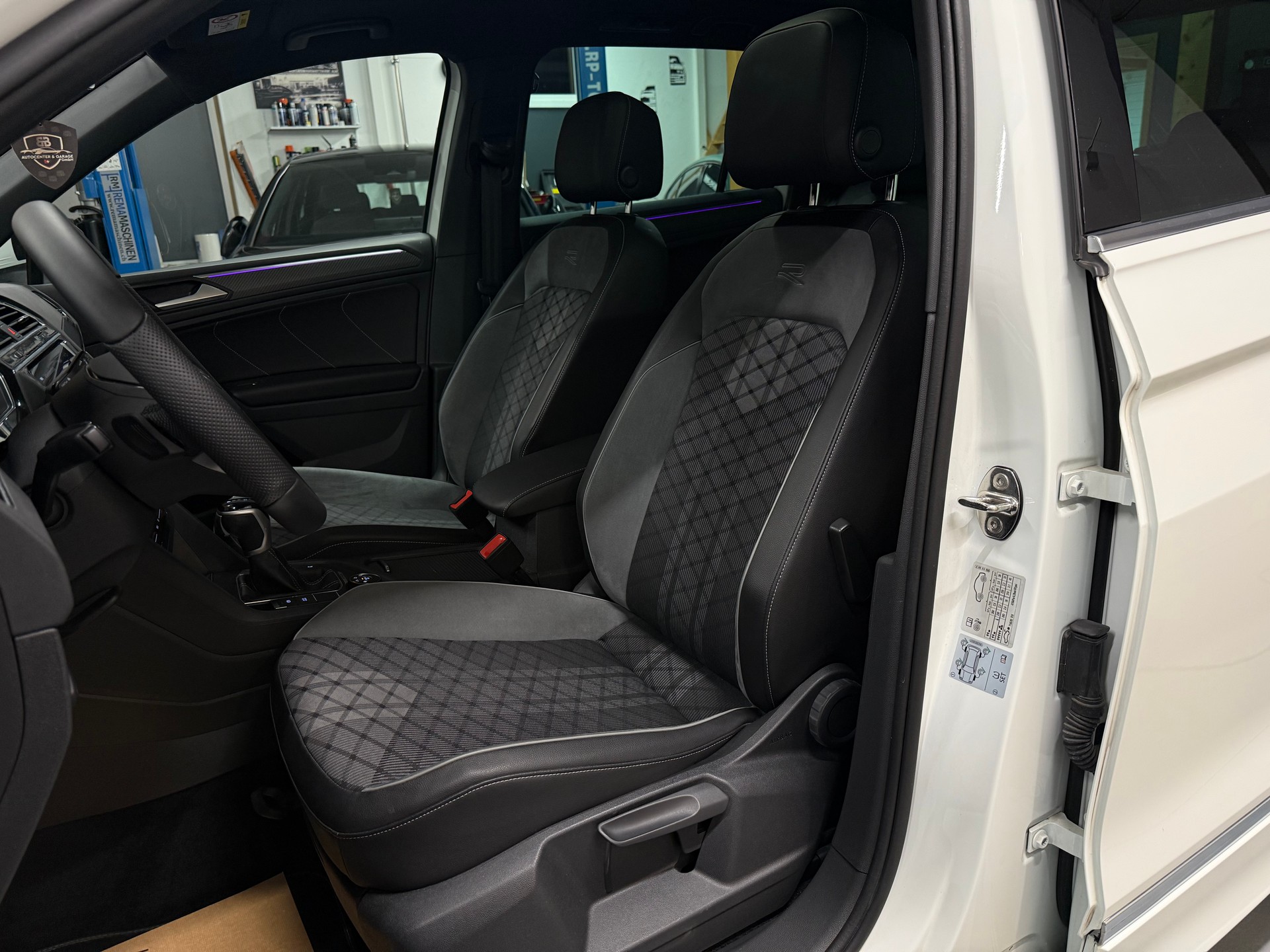 VW Tiguan 2.0 TDI SCR R-Line 4Motion DSG-image-11