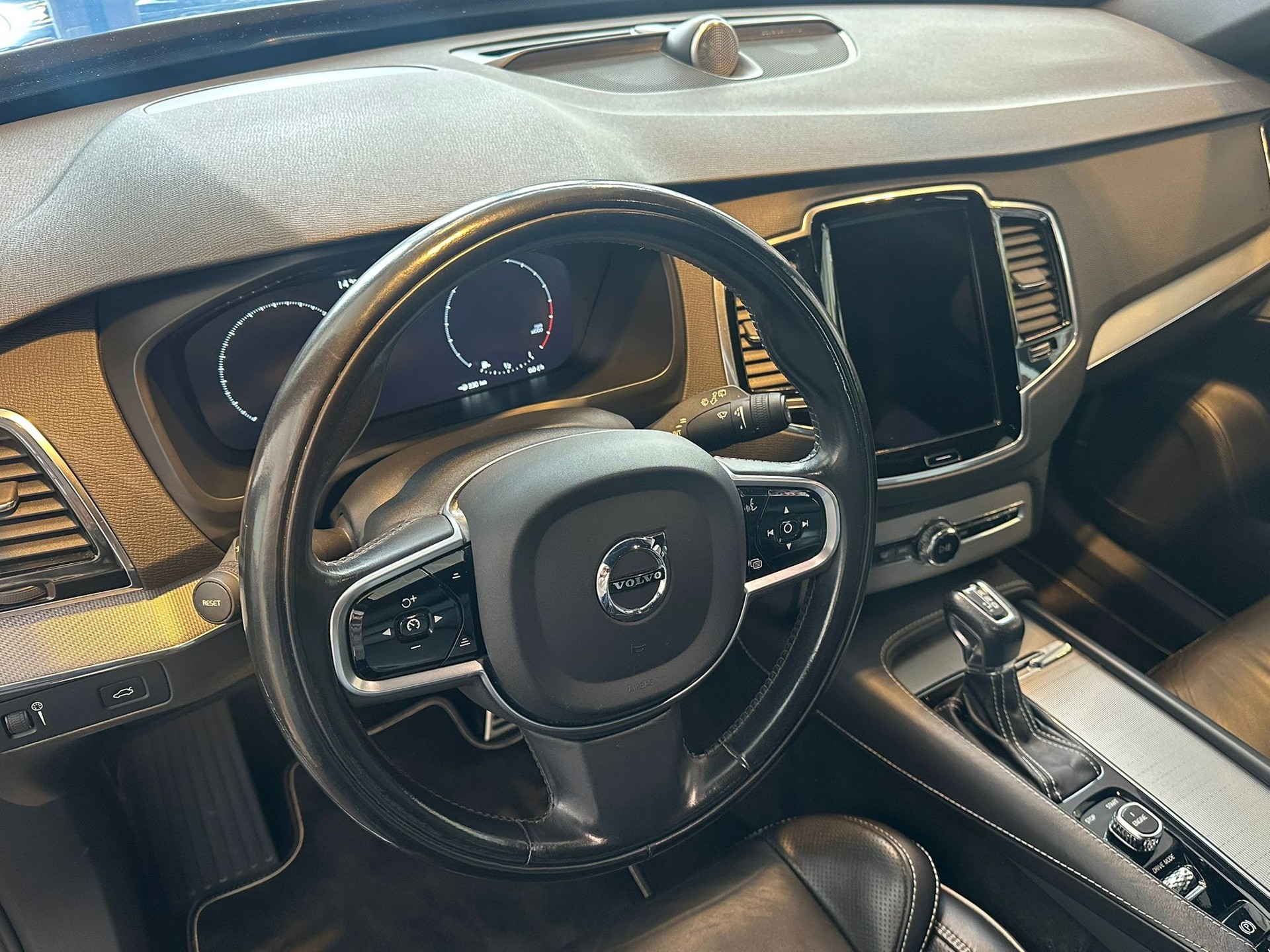VOLVO XC90 T6 AWD R-Design Geartronic-image-14