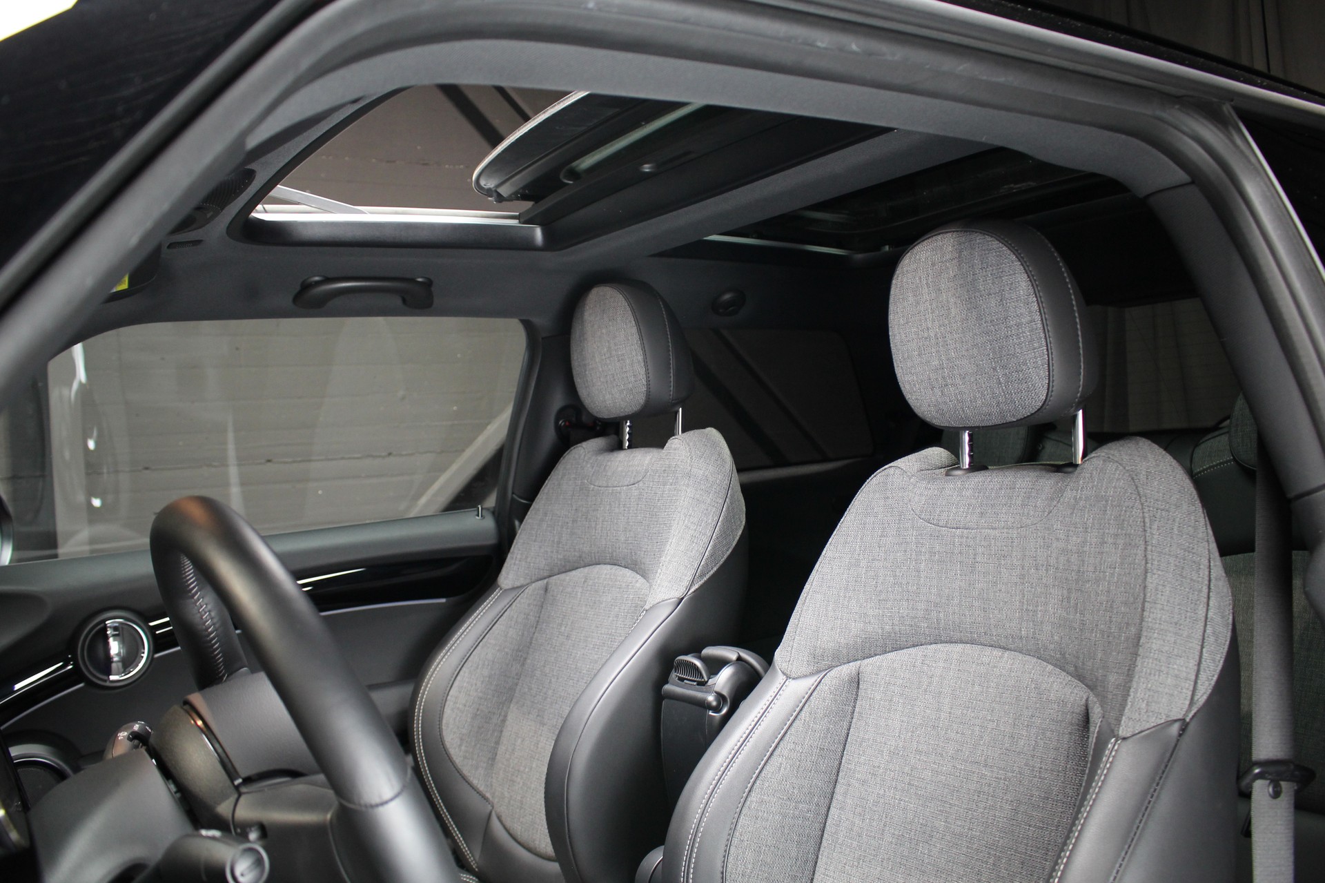 MINI Cooper SE-image-1