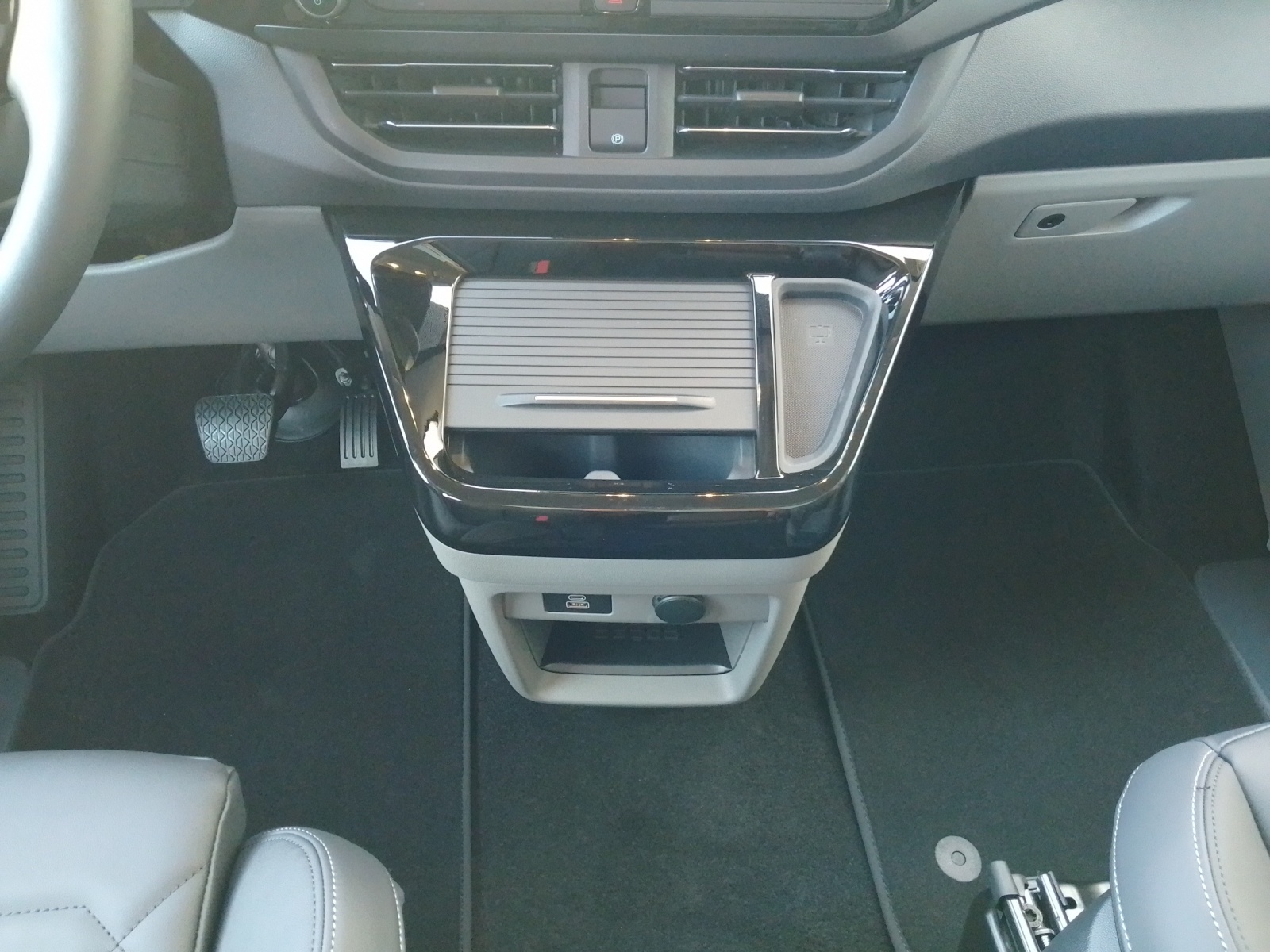 FORD Tourneo Custom Bus 320 L1 2.0 EcoBlue 170 Titanium X 4x4-image-9