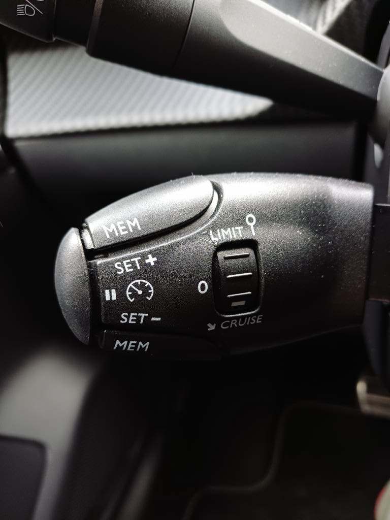 PEUGEOT 208 e-GT-image-8