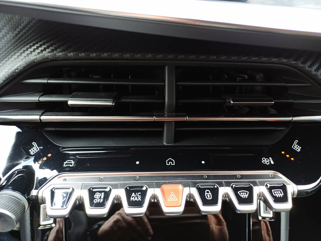 PEUGEOT 208 e-GT-image-9