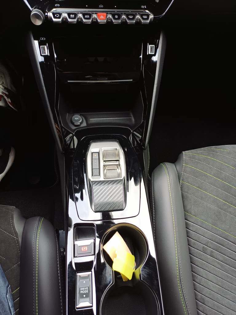 PEUGEOT 208 e-GT-image-10