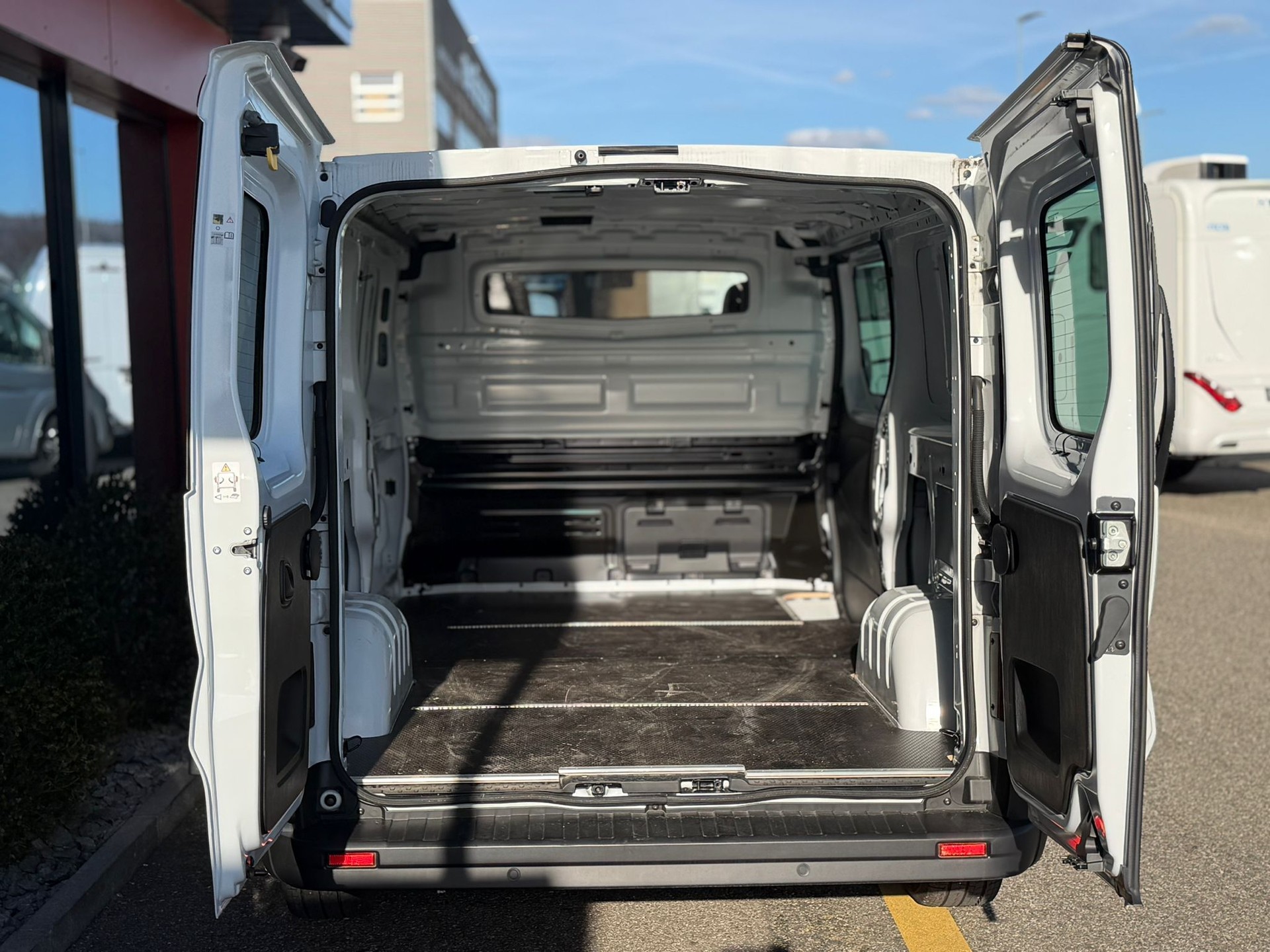 RENAULT Trafic EV52 22kW L2H1-image-6