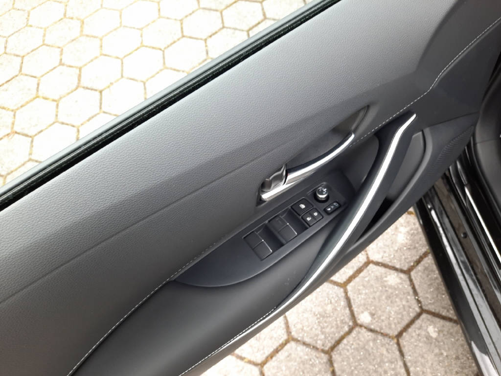 TOYOTA Corolla Touring Sports 2.0 HSD Swiss Edition-image-9