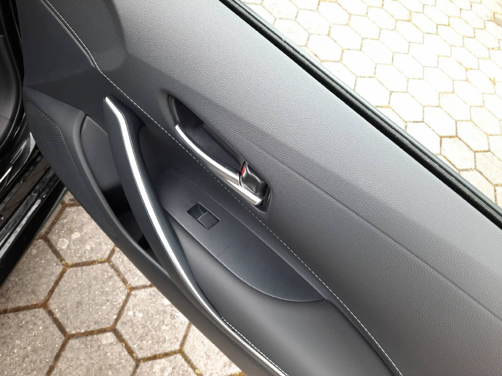 TOYOTA Corolla Touring Sports 2.0 HSD Swiss Edition-image-7