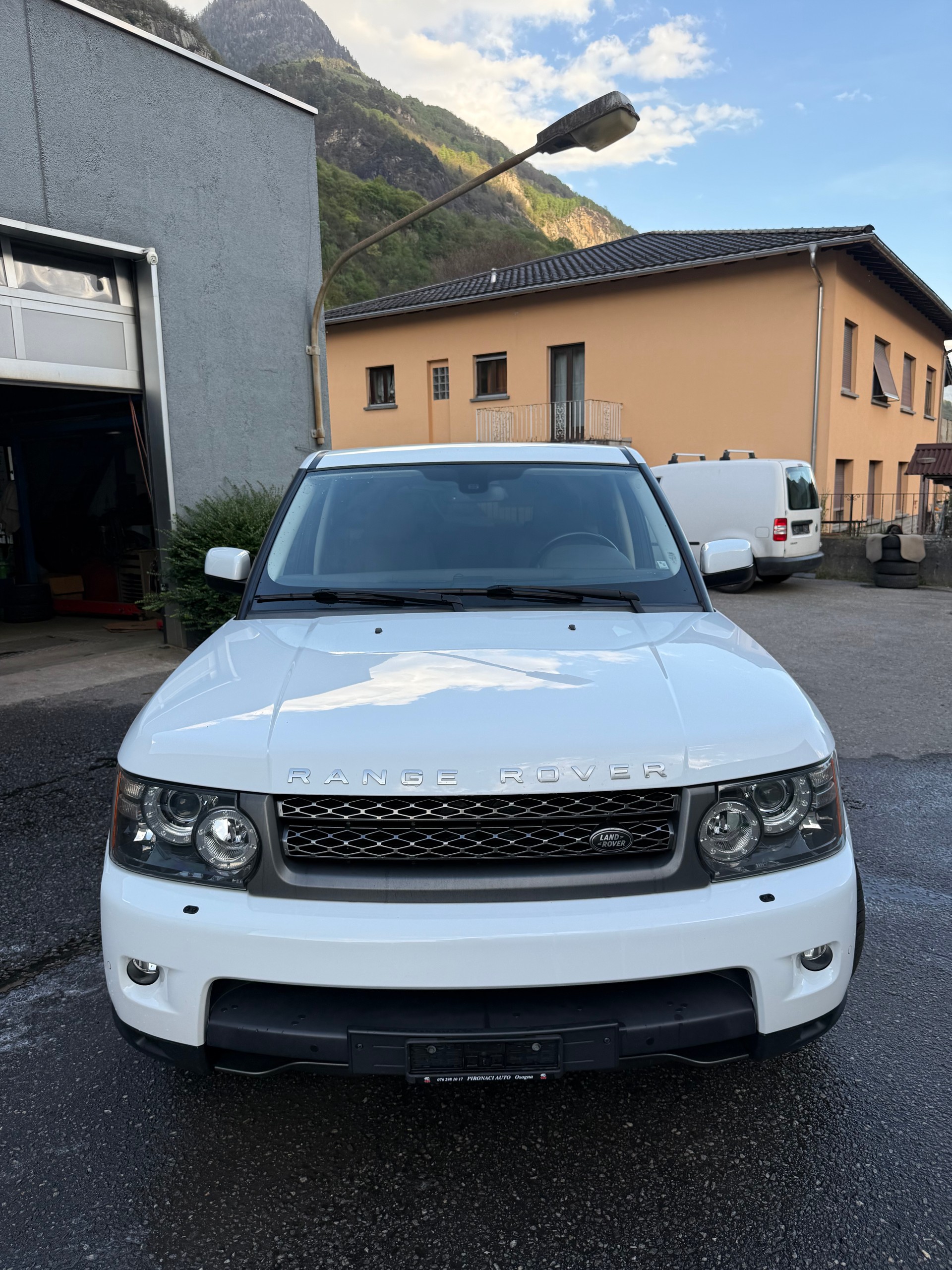 LAND ROVER Range Rover Sport 3.0 TDV6 HSE Automatic-image-6