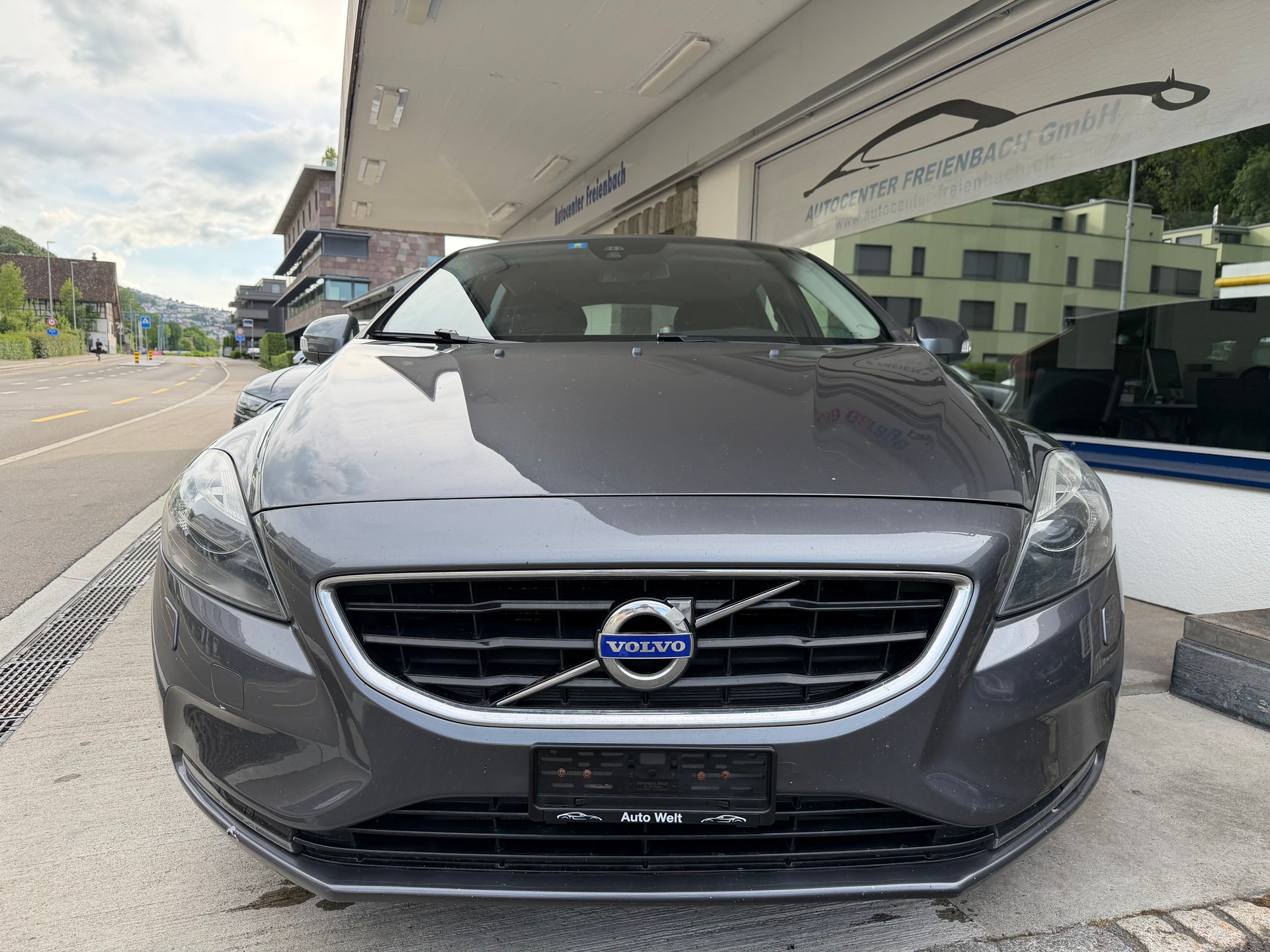 VOLVO V40 D3 Momentum Geartronic-showroom-element-1