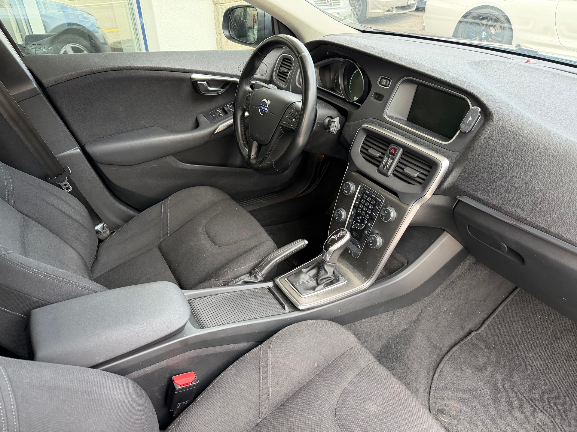 VOLVO V40 D3 Momentum Geartronic-image-8