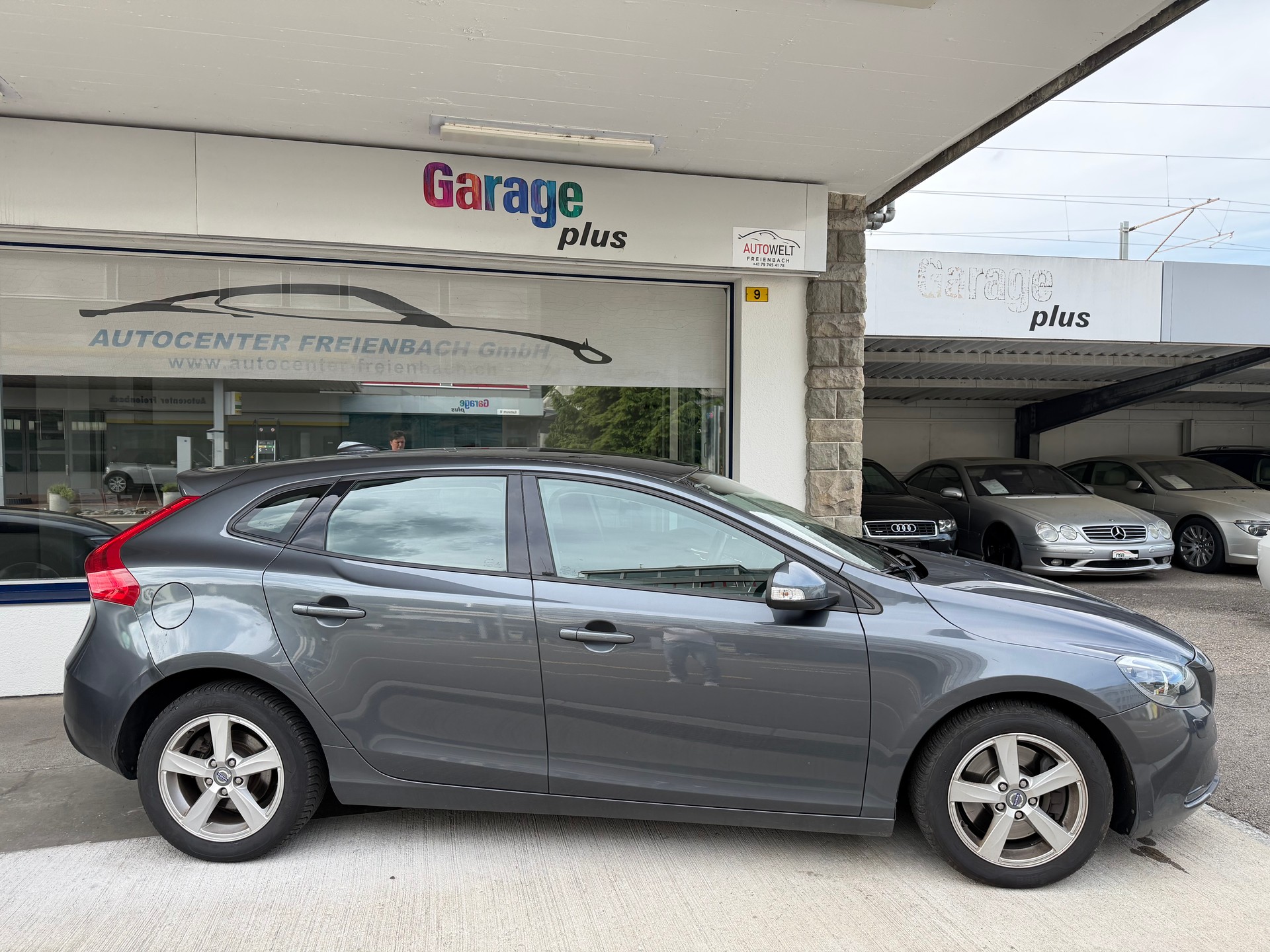 VOLVO V40 D3 Momentum Geartronic-showroom-element-3