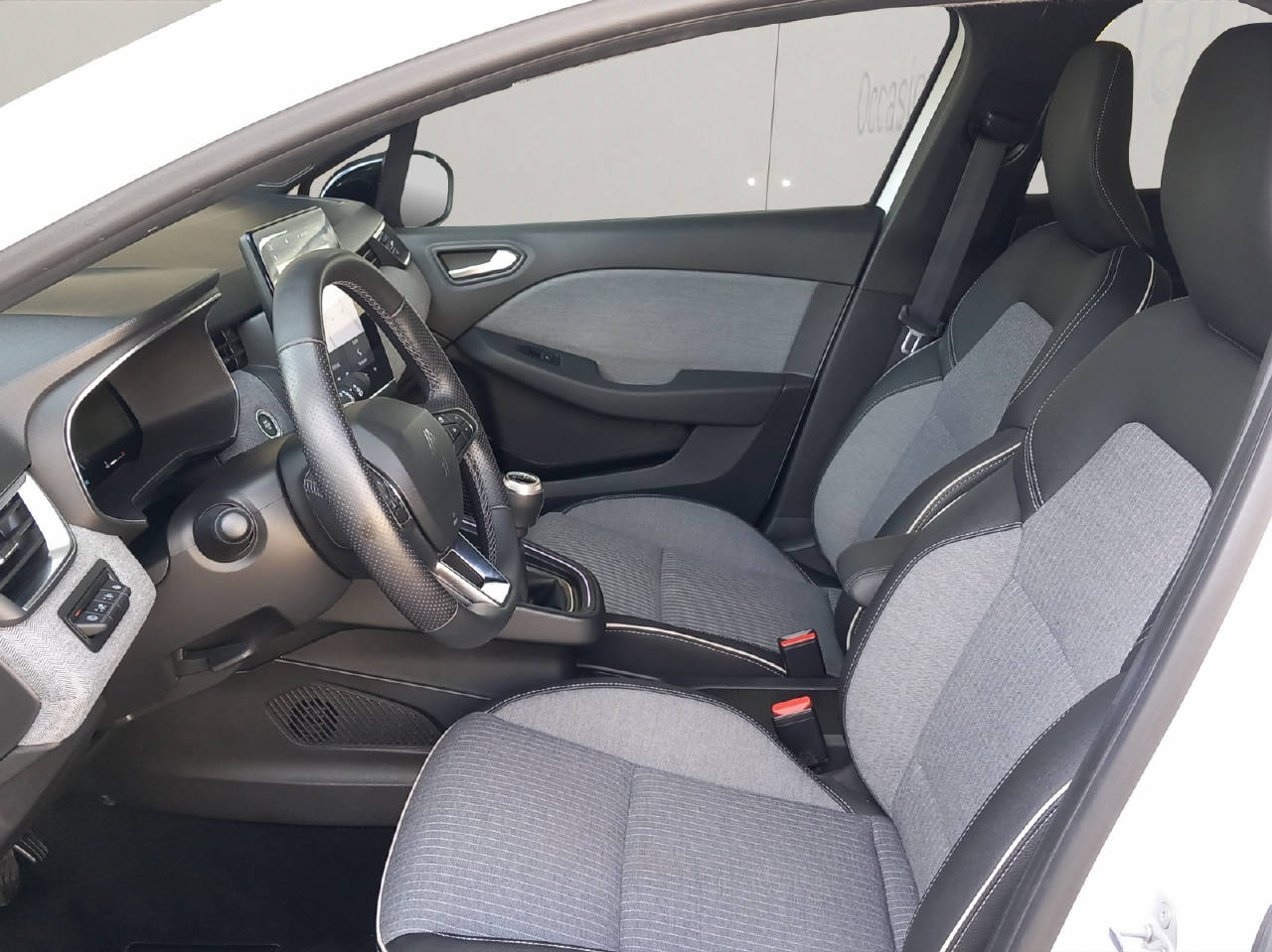 RENAULT Clio 1.0 TCe techno-showroom-element-3